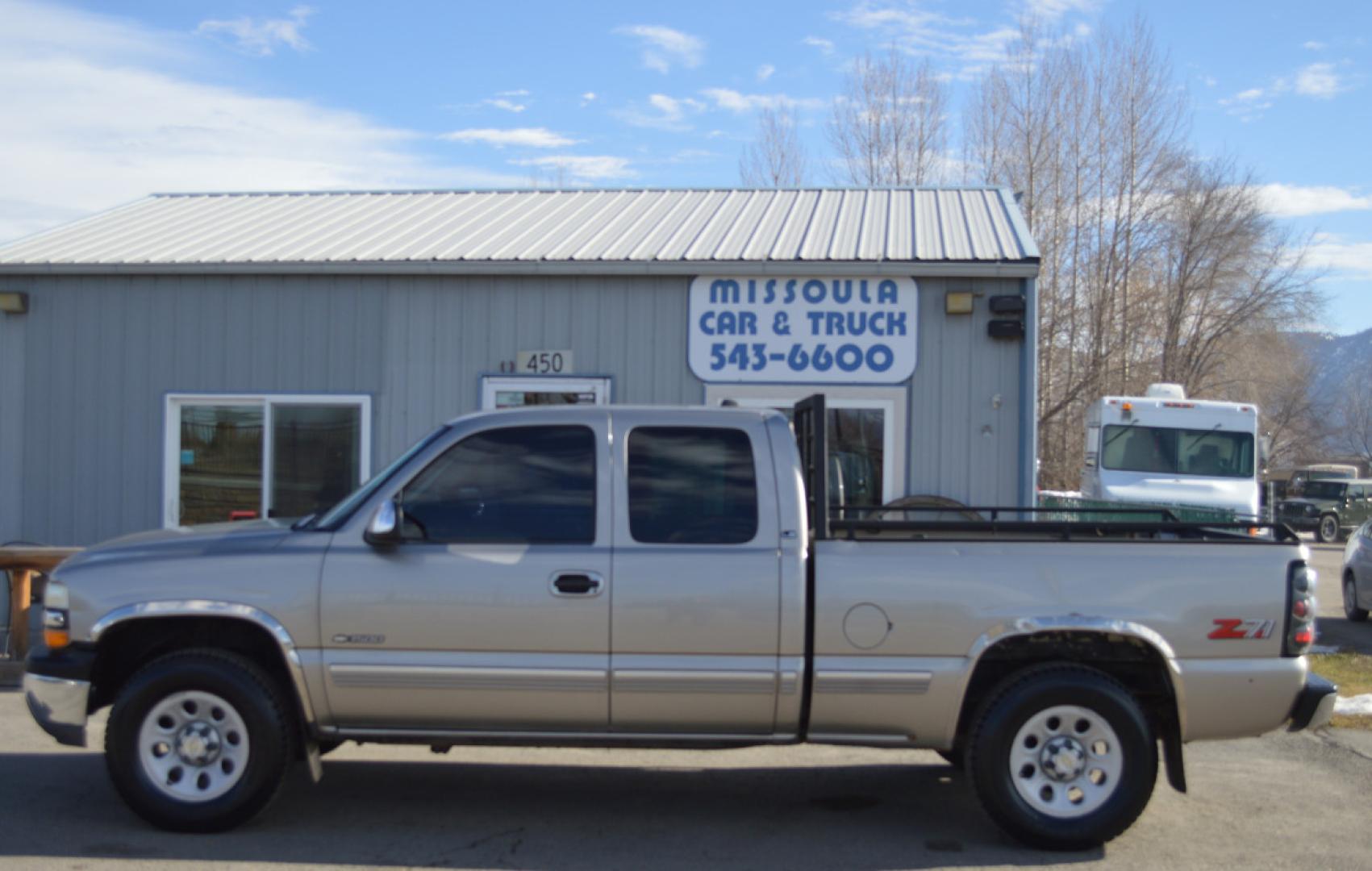 2000 Silver Birch Chevrolet 1500 "LS" (1GCEK19T3YZ) with an 5.3L V8 SFI engine, Automatic transmission, located at 450 N Russell, Missoula, MT, 59801, (406) 543-6600, 46.874496, -114.017433 - 4 Wheel Drive. Z71 Package. Towing. Head Rack. Air Conditioning. Power Windows. Runs Great! This vehicle is more then 20 years old and is not eligible for lending through our finance companies. - Photo#0