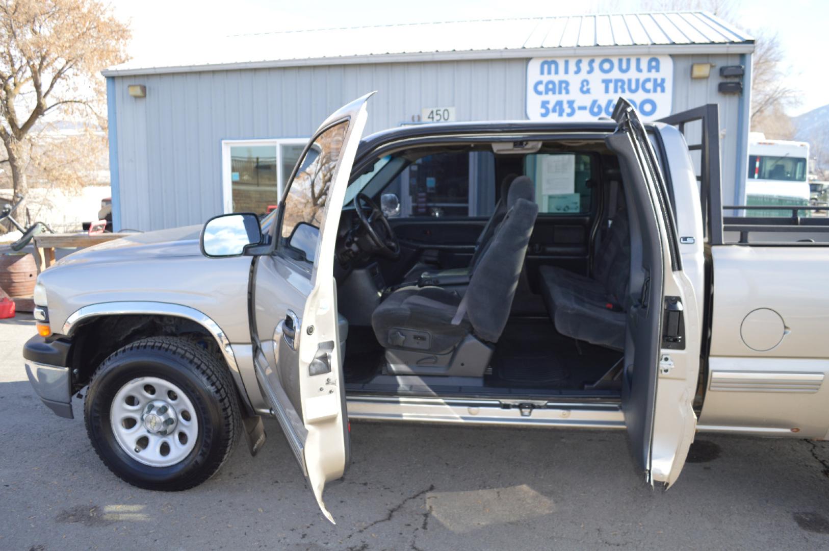 2000 Silver Birch Chevrolet 1500 "LS" (1GCEK19T3YZ) with an 5.3L V8 SFI engine, Automatic transmission, located at 450 N Russell, Missoula, MT, 59801, (406) 543-6600, 46.874496, -114.017433 - 4 Wheel Drive. Z71 Package. Towing. Head Rack. Air Conditioning. Power Windows. Runs Great! This vehicle is more then 20 years old and is not eligible for lending through our finance companies. - Photo#10