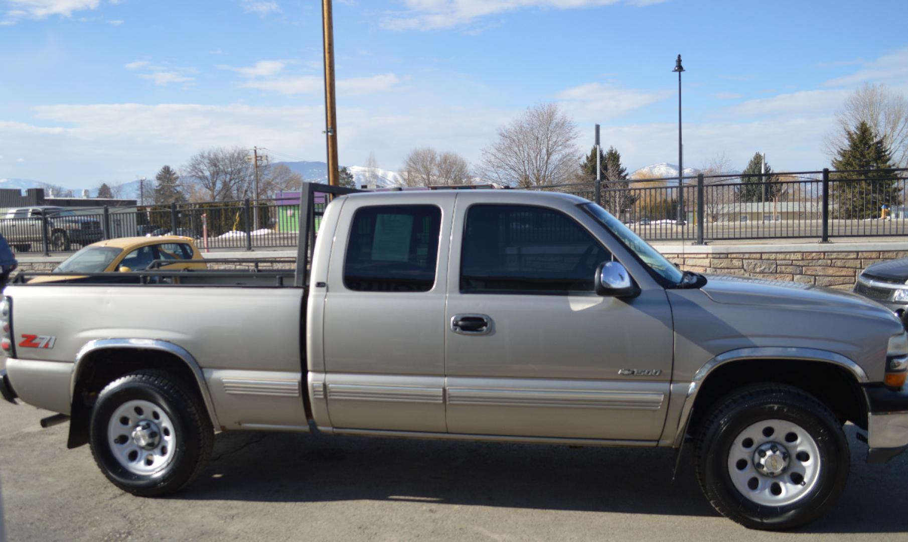 2000 Silver Birch Chevrolet 1500 "LS" (1GCEK19T3YZ) with an 5.3L V8 SFI engine, Automatic transmission, located at 450 N Russell, Missoula, MT, 59801, (406) 543-6600, 46.874496, -114.017433 - 4 Wheel Drive. Z71 Package. Towing. Head Rack. Air Conditioning. Power Windows. Runs Great! This vehicle is more then 20 years old and is not eligible for lending through our finance companies. - Photo#1