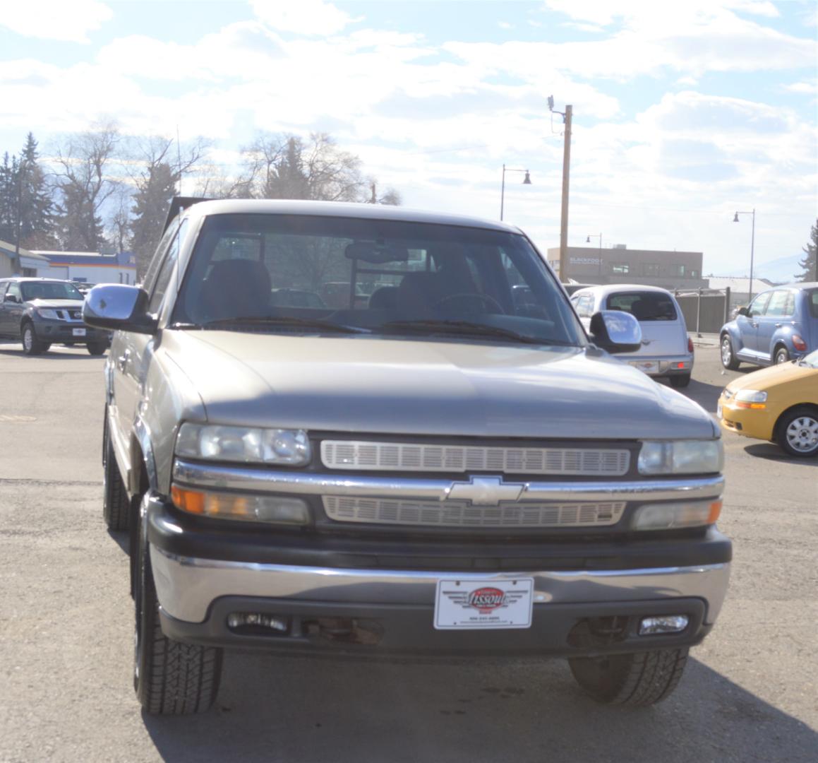 2000 Silver Birch Chevrolet 1500 "LS" (1GCEK19T3YZ) with an 5.3L V8 SFI engine, Automatic transmission, located at 450 N Russell, Missoula, MT, 59801, (406) 543-6600, 46.874496, -114.017433 - 4 Wheel Drive. Z71 Package. Towing. Head Rack. Air Conditioning. Power Windows. Runs Great! This vehicle is more then 20 years old and is not eligible for lending through our finance companies. - Photo#2