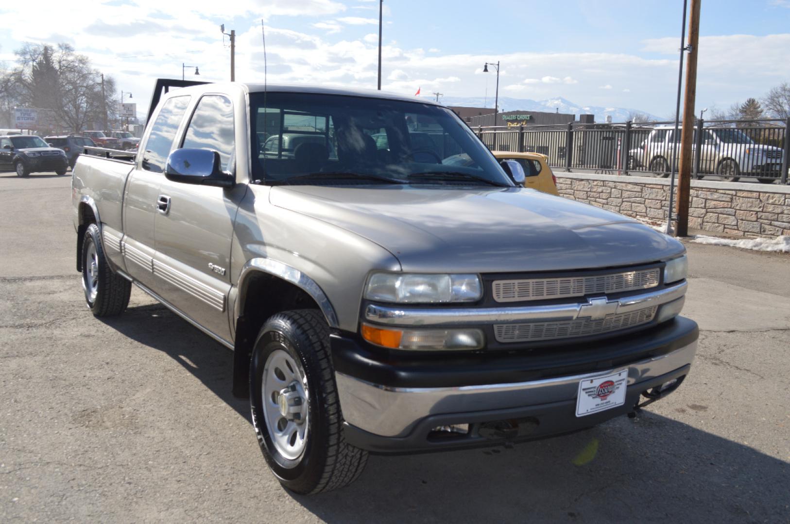 2000 Silver Birch Chevrolet 1500 "LS" (1GCEK19T3YZ) with an 5.3L V8 SFI engine, Automatic transmission, located at 450 N Russell, Missoula, MT, 59801, (406) 543-6600, 46.874496, -114.017433 - 4 Wheel Drive. Z71 Package. Towing. Head Rack. Air Conditioning. Power Windows. Runs Great! This vehicle is more then 20 years old and is not eligible for lending through our finance companies. - Photo#3