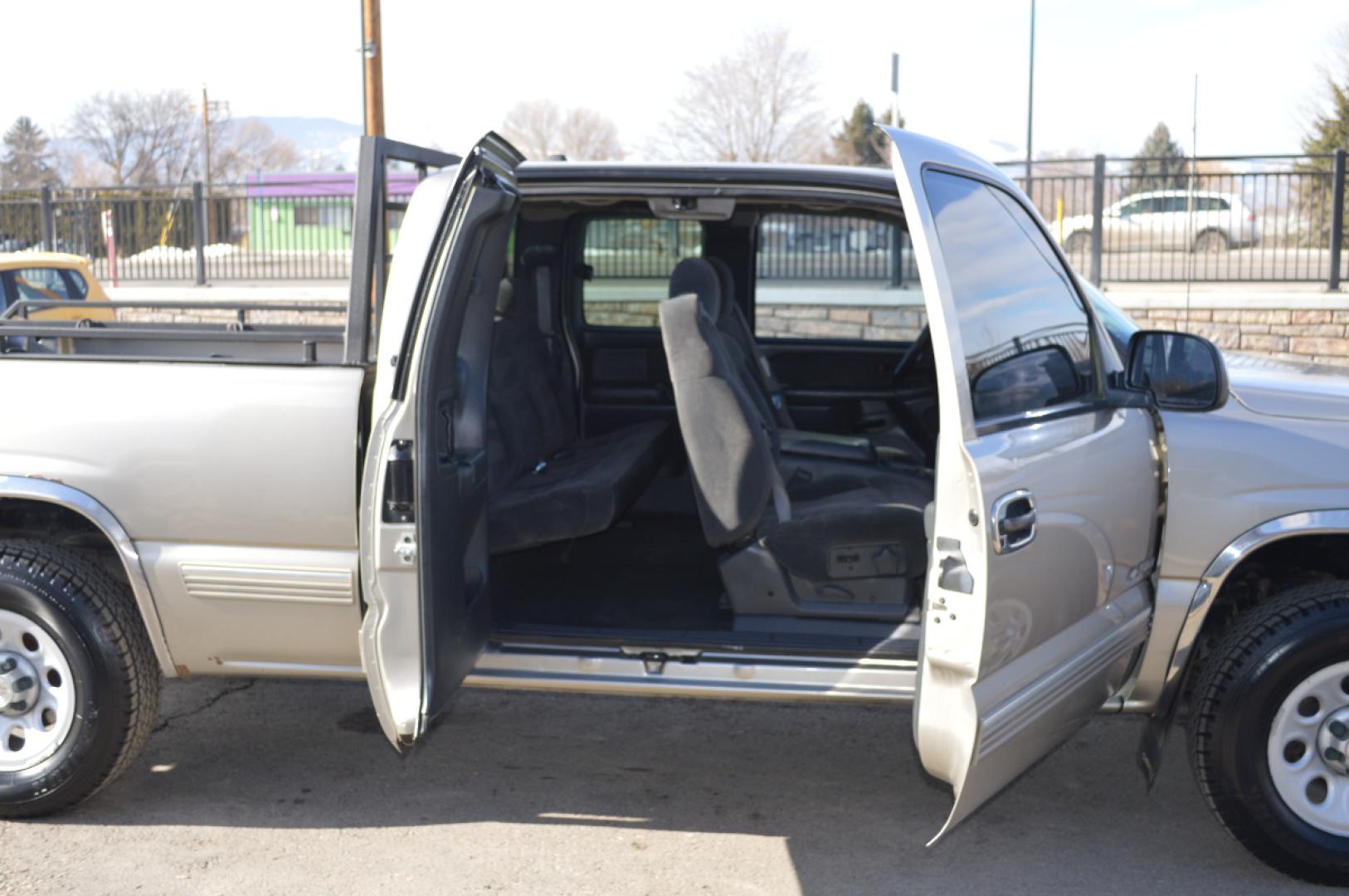 2000 Silver Birch Chevrolet 1500 "LS" (1GCEK19T3YZ) with an 5.3L V8 SFI engine, Automatic transmission, located at 450 N Russell, Missoula, MT, 59801, (406) 543-6600, 46.874496, -114.017433 - 4 Wheel Drive. Z71 Package. Towing. Head Rack. Air Conditioning. Power Windows. Runs Great! This vehicle is more then 20 years old and is not eligible for lending through our finance companies. - Photo#8