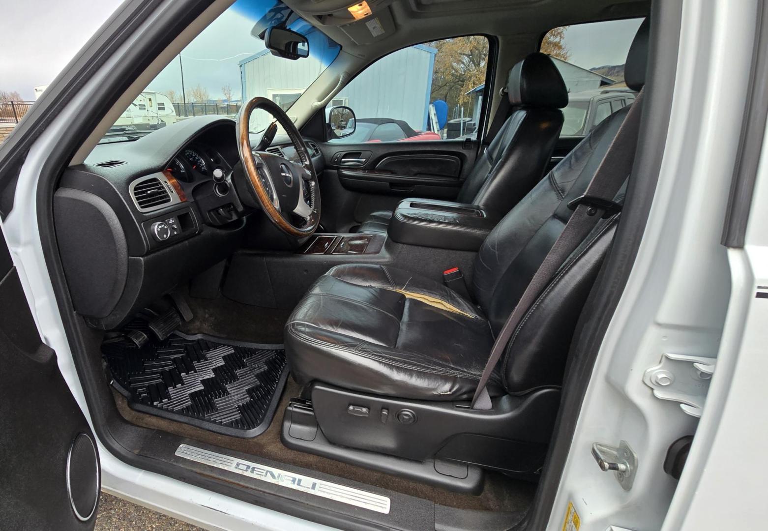 2008 White /Black Leather GMC Sierra 1500 Denali (2GTEK638381) with an 6.2L V8 SFI engine, Automatic transmission, located at 450 N Russell, Missoula, MT, 59801, (406) 543-6600, 46.874496, -114.017433 - Photo#11