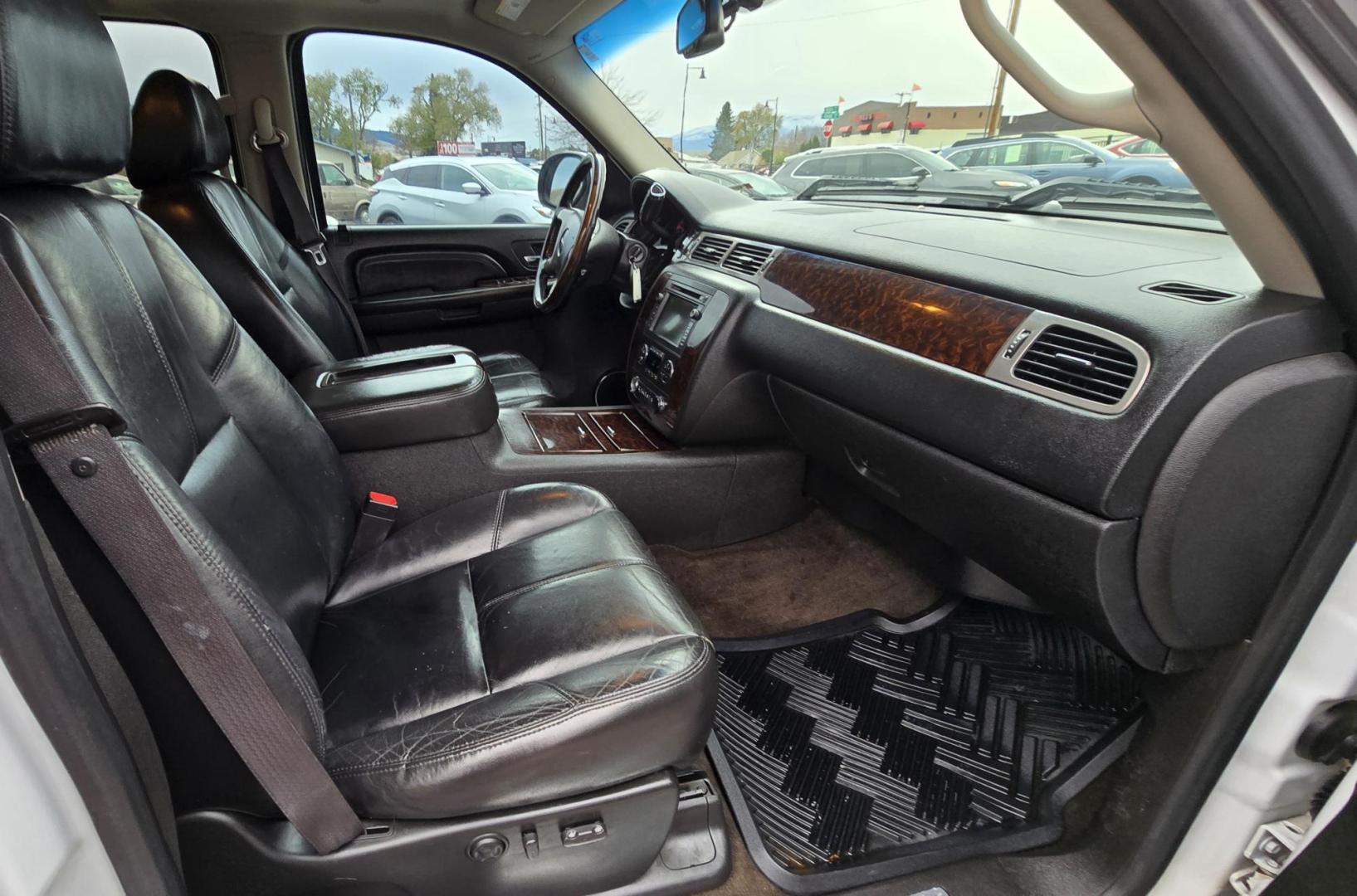 2008 White /Black Leather GMC Sierra 1500 Denali (2GTEK638381) with an 6.2L V8 SFI engine, Automatic transmission, located at 450 N Russell, Missoula, MT, 59801, (406) 543-6600, 46.874496, -114.017433 - Photo#9