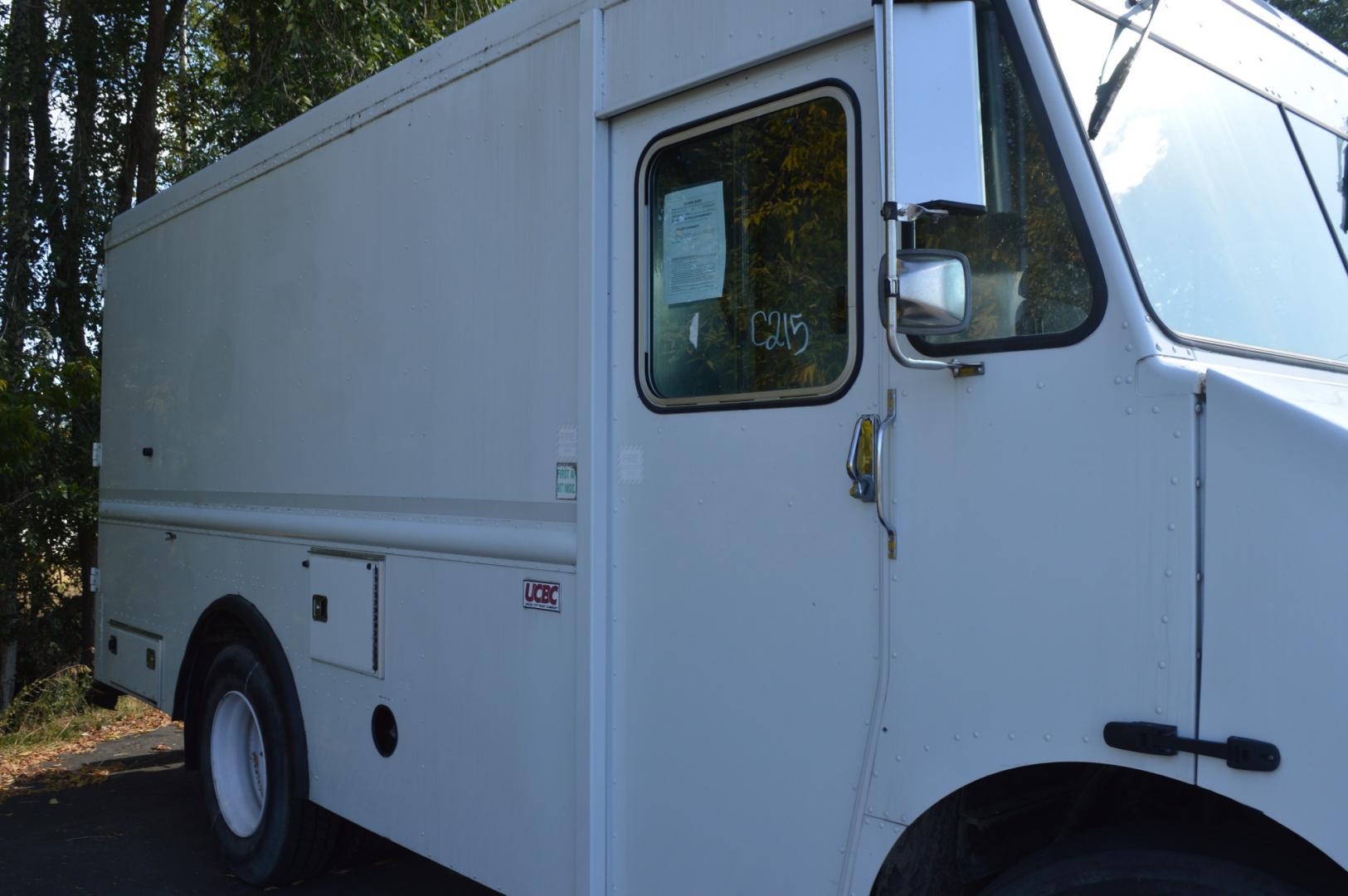 2001 White International 1652 - (1HTMGABM81A) with an 7.3L V8 OHV 16V DIESEL engine, Automatic transmission, located at 450 N Russell, Missoula, MT, 59801, (406) 543-6600, 46.874496, -114.017433 - Photo#3