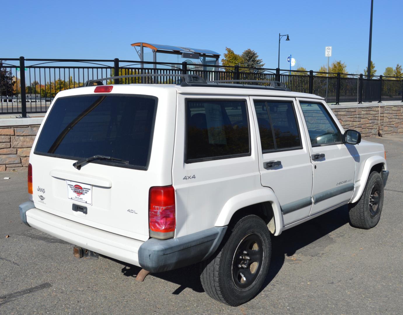 1999 White Jeep Cherokee Sport 4-Door 4WD (1J4FF68S0XL) with an 4.0L L6 OHV 12V engine, Automatic transmission, located at 450 N Russell, Missoula, MT, 59801, (406) 543-6600, 46.874496, -114.017433 - 4 Wheel Drive. Automatic Transmission. This vehicle is more then 20 years old and is not eligible for lending through our finance companies. - Photo#5