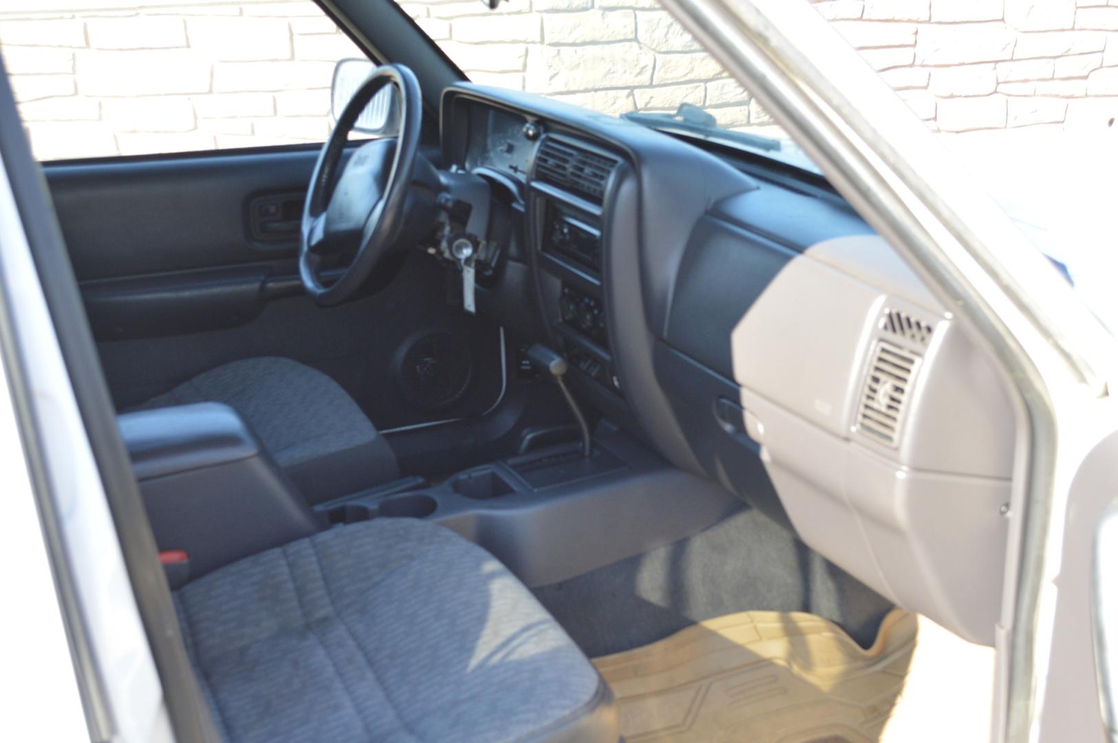 1999 White Jeep Cherokee Sport 4-Door 4WD (1J4FF68S0XL) with an 4.0L L6 OHV 12V engine, Automatic transmission, located at 450 N Russell, Missoula, MT, 59801, (406) 543-6600, 46.874496, -114.017433 - 4 Wheel Drive. Automatic Transmission. This vehicle is more then 20 years old and is not eligible for lending through our finance companies. - Photo#8