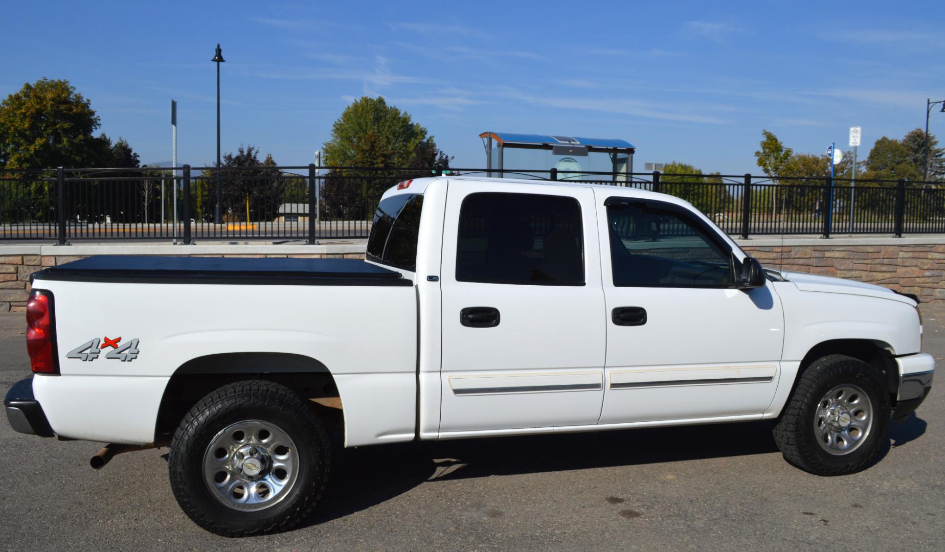 2007 White Chevrolet Silverado 1500 LT1 Crew Cab 4WD (2GCEK13V571) with an 4.8L V8 OHV 16V engine, 4-Speed Automatic Overdrive transmission, located at 450 N Russell, Missoula, MT, 59801, (406) 543-6600, 46.874496, -114.017433 - Photo#0