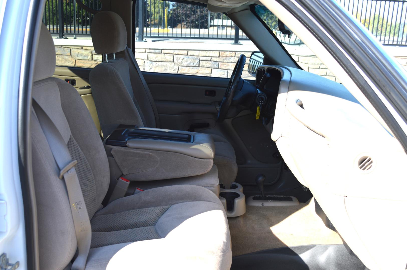 2007 White Chevrolet Silverado 1500 LT1 Crew Cab 4WD (2GCEK13V571) with an 4.8L V8 OHV 16V engine, 4-Speed Automatic Overdrive transmission, located at 450 N Russell, Missoula, MT, 59801, (406) 543-6600, 46.874496, -114.017433 - Photo#10