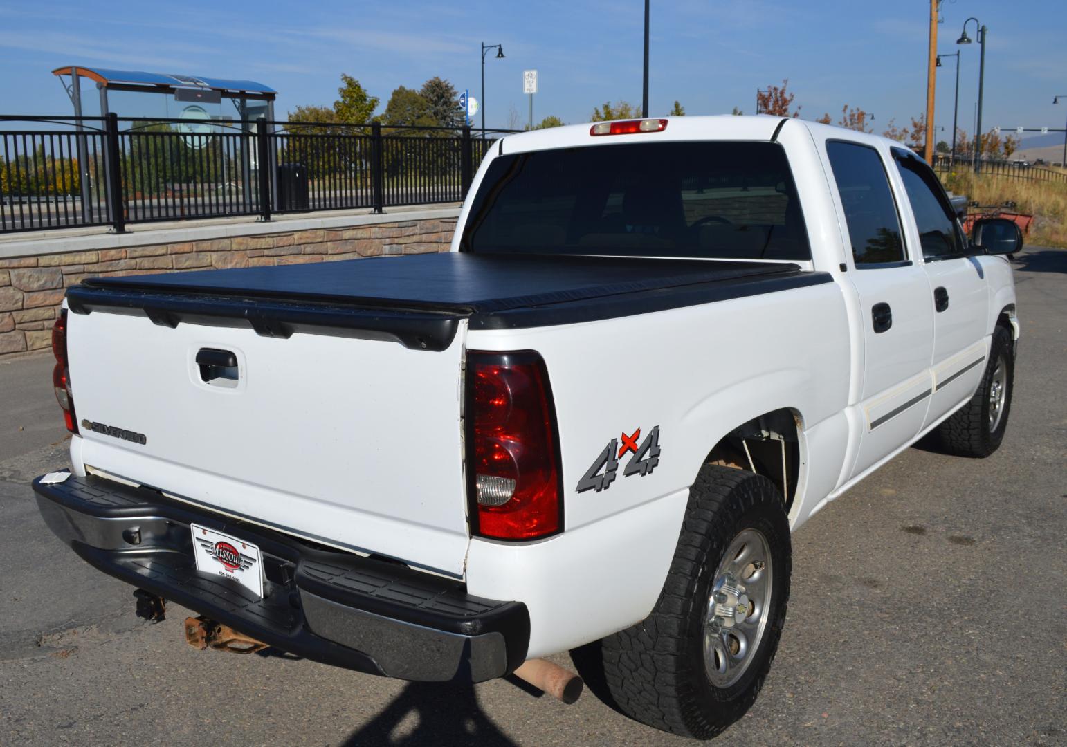 2007 White Chevrolet Silverado 1500 LT1 Crew Cab 4WD (2GCEK13V571) with an 4.8L V8 OHV 16V engine, 4-Speed Automatic Overdrive transmission, located at 450 N Russell, Missoula, MT, 59801, (406) 543-6600, 46.874496, -114.017433 - Photo#1