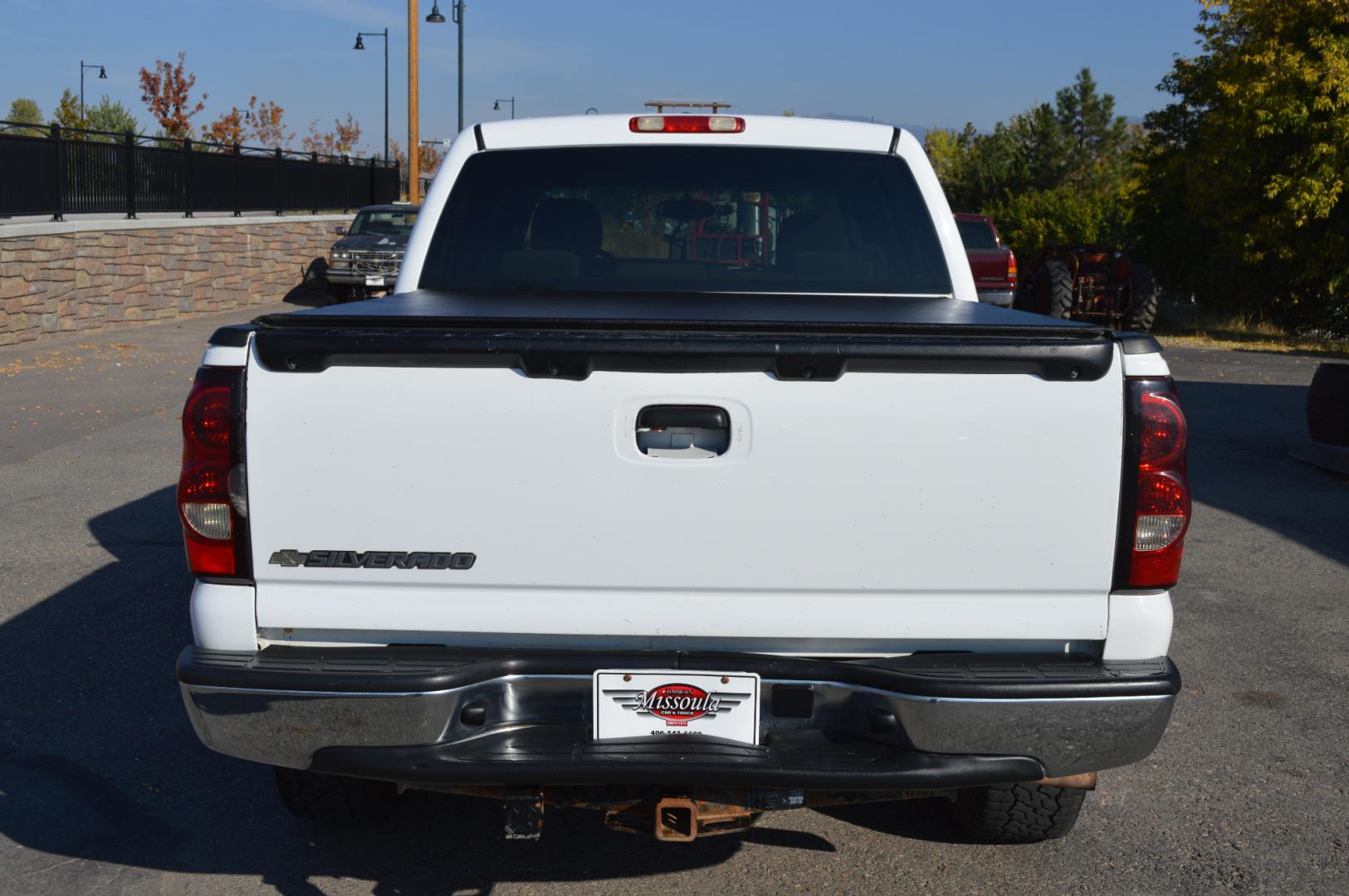 2007 White Chevrolet Silverado 1500 LT1 Crew Cab 4WD (2GCEK13V571) with an 4.8L V8 OHV 16V engine, 4-Speed Automatic Overdrive transmission, located at 450 N Russell, Missoula, MT, 59801, (406) 543-6600, 46.874496, -114.017433 - Photo#2