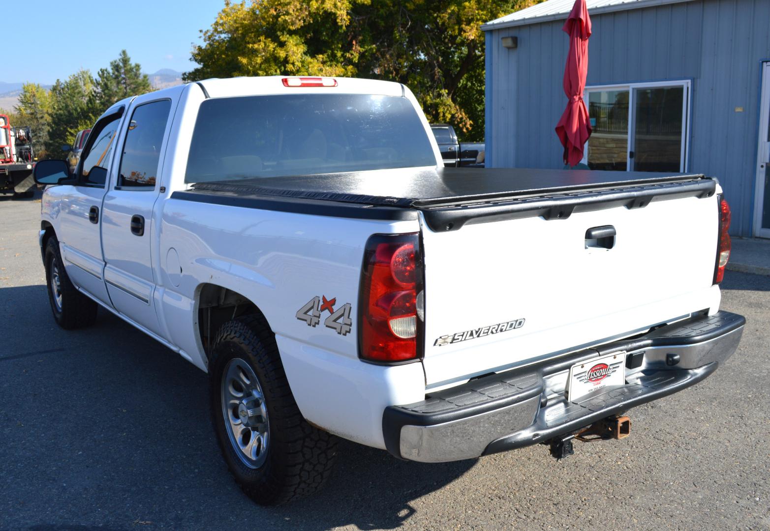 2007 White Chevrolet Silverado 1500 LT1 Crew Cab 4WD (2GCEK13V571) with an 4.8L V8 OHV 16V engine, 4-Speed Automatic Overdrive transmission, located at 450 N Russell, Missoula, MT, 59801, (406) 543-6600, 46.874496, -114.017433 - Photo#3