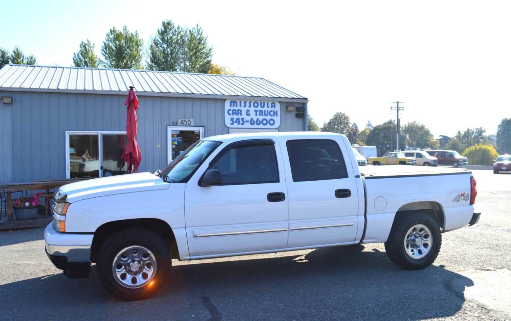 2007 White Chevrolet Silverado 1500 LT1 Crew Cab 4WD (2GCEK13V571) with an 4.8L V8 OHV 16V engine, 4-Speed Automatic Overdrive transmission, located at 450 N Russell, Missoula, MT, 59801, (406) 543-6600, 46.874496, -114.017433 - Photo#4