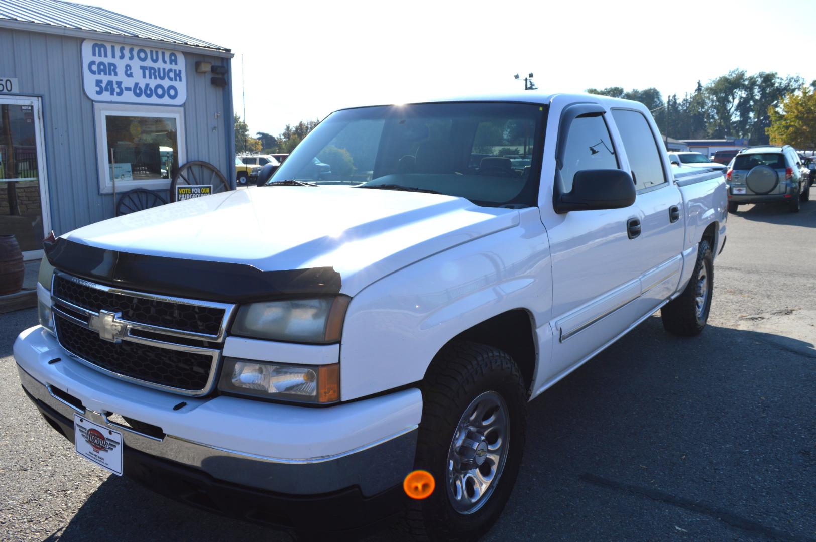 2007 White Chevrolet Silverado 1500 LT1 Crew Cab 4WD (2GCEK13V571) with an 4.8L V8 OHV 16V engine, 4-Speed Automatic Overdrive transmission, located at 450 N Russell, Missoula, MT, 59801, (406) 543-6600, 46.874496, -114.017433 - Photo#5