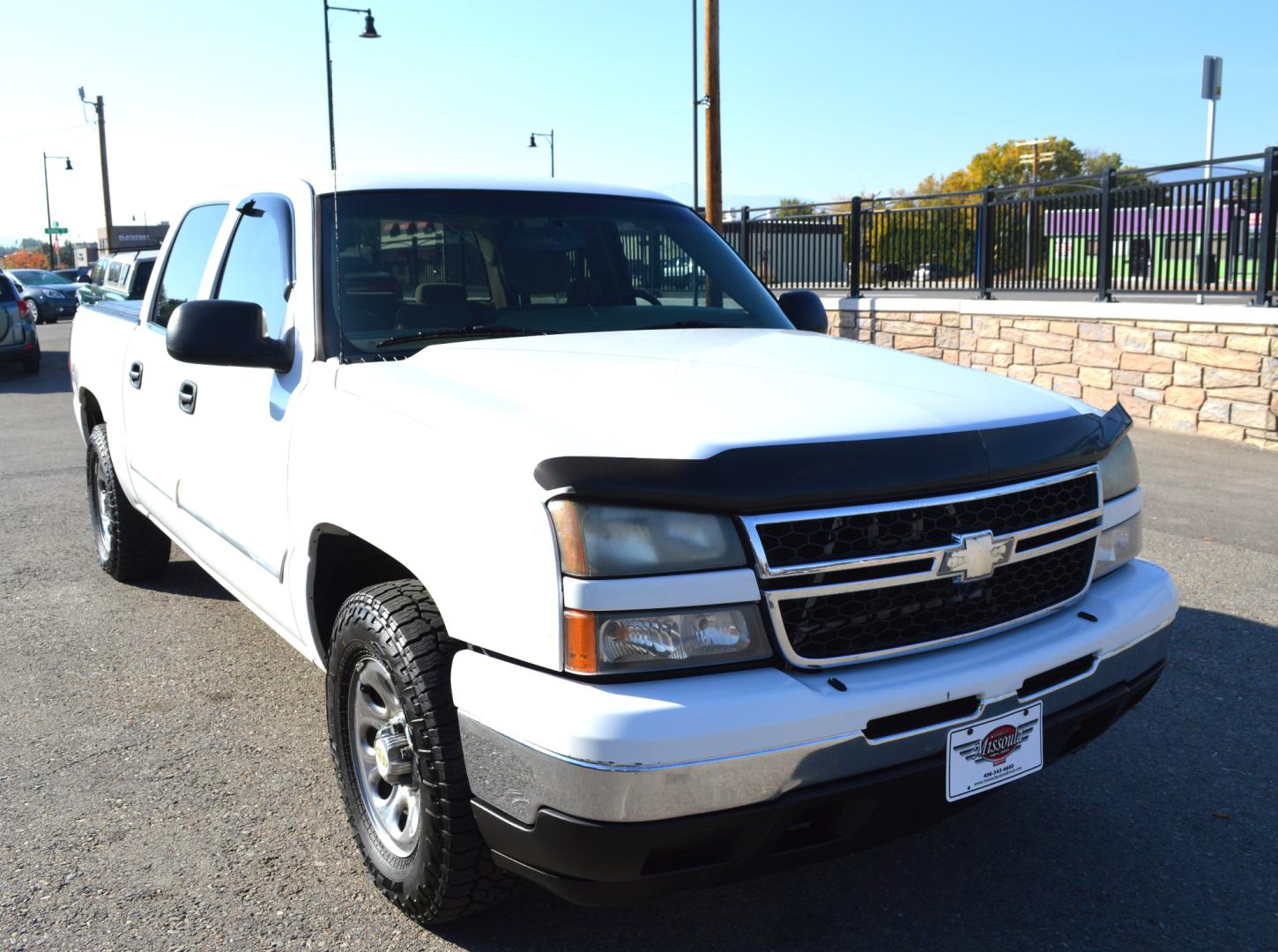 2007 White Chevrolet Silverado 1500 LT1 Crew Cab 4WD (2GCEK13V571) with an 4.8L V8 OHV 16V engine, 4-Speed Automatic Overdrive transmission, located at 450 N Russell, Missoula, MT, 59801, (406) 543-6600, 46.874496, -114.017433 - Photo#7