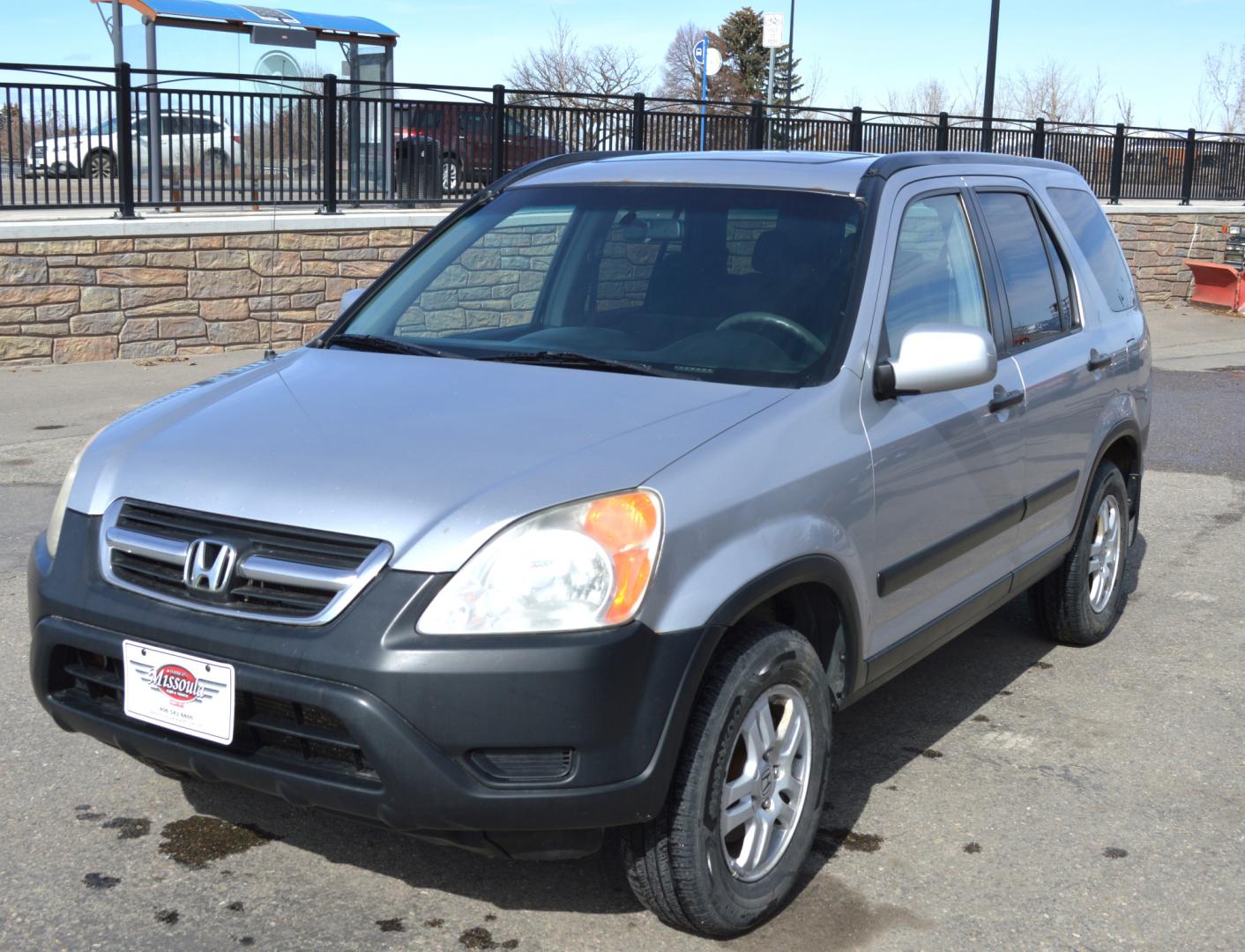 2004 Silver Honda CR-V EX 4WD (JHLRD77814C) with an 2.4L L4 DOHC 16V engine, 5-Speed Manual Overdrive transmission, located at 450 N Russell, Missoula, MT, 59801, (406) 543-6600, 46.874496, -114.017433 - Runs Great. New Clutch. Power Sunroof. Hard to find 5 Speed. ! Very clean All Wheel Drive. Air Conditioning. Power Windows. Cruise. - Photo#3