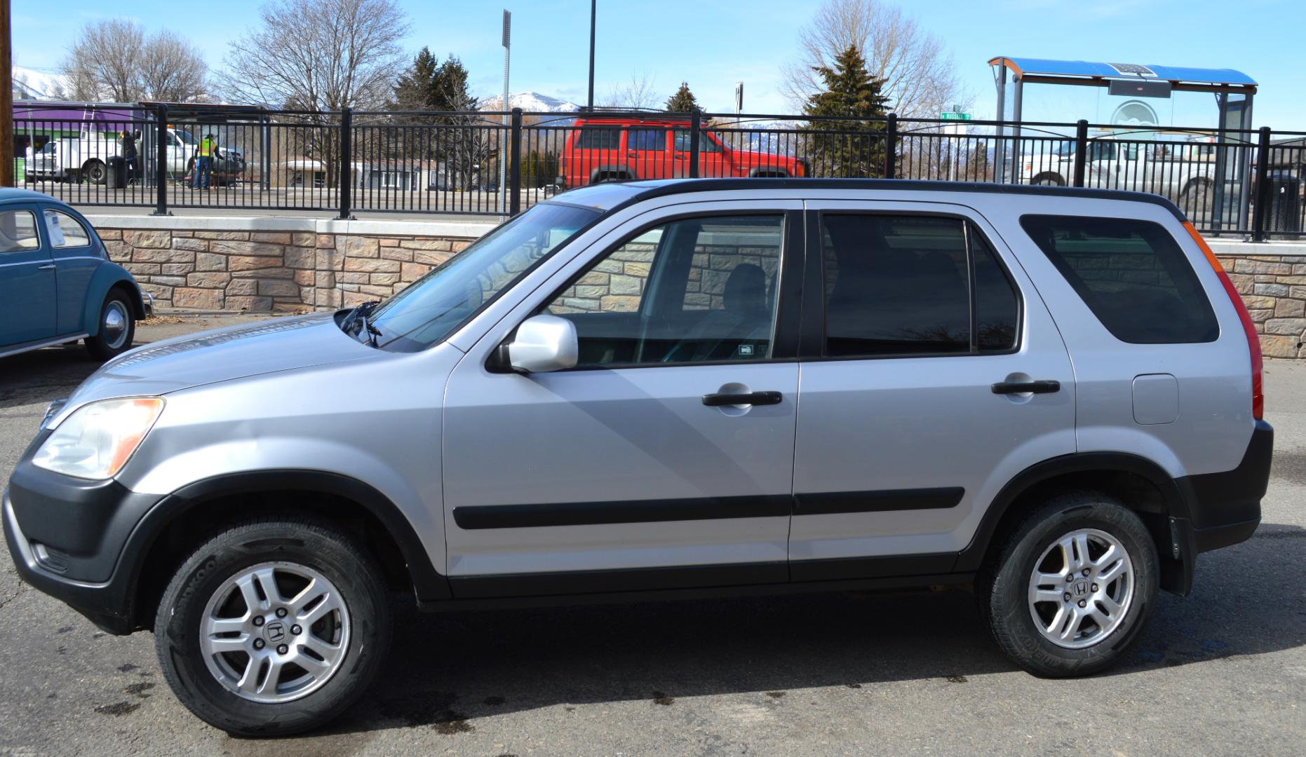 2004 Silver Honda CR-V EX 4WD (JHLRD77814C) with an 2.4L L4 DOHC 16V engine, 5-Speed Manual Overdrive transmission, located at 450 N Russell, Missoula, MT, 59801, (406) 543-6600, 46.874496, -114.017433 - Runs Great. New Clutch. Power Sunroof. Hard to find 5 Speed. ! Very clean All Wheel Drive. Air Conditioning. Power Windows. Cruise. - Photo#4