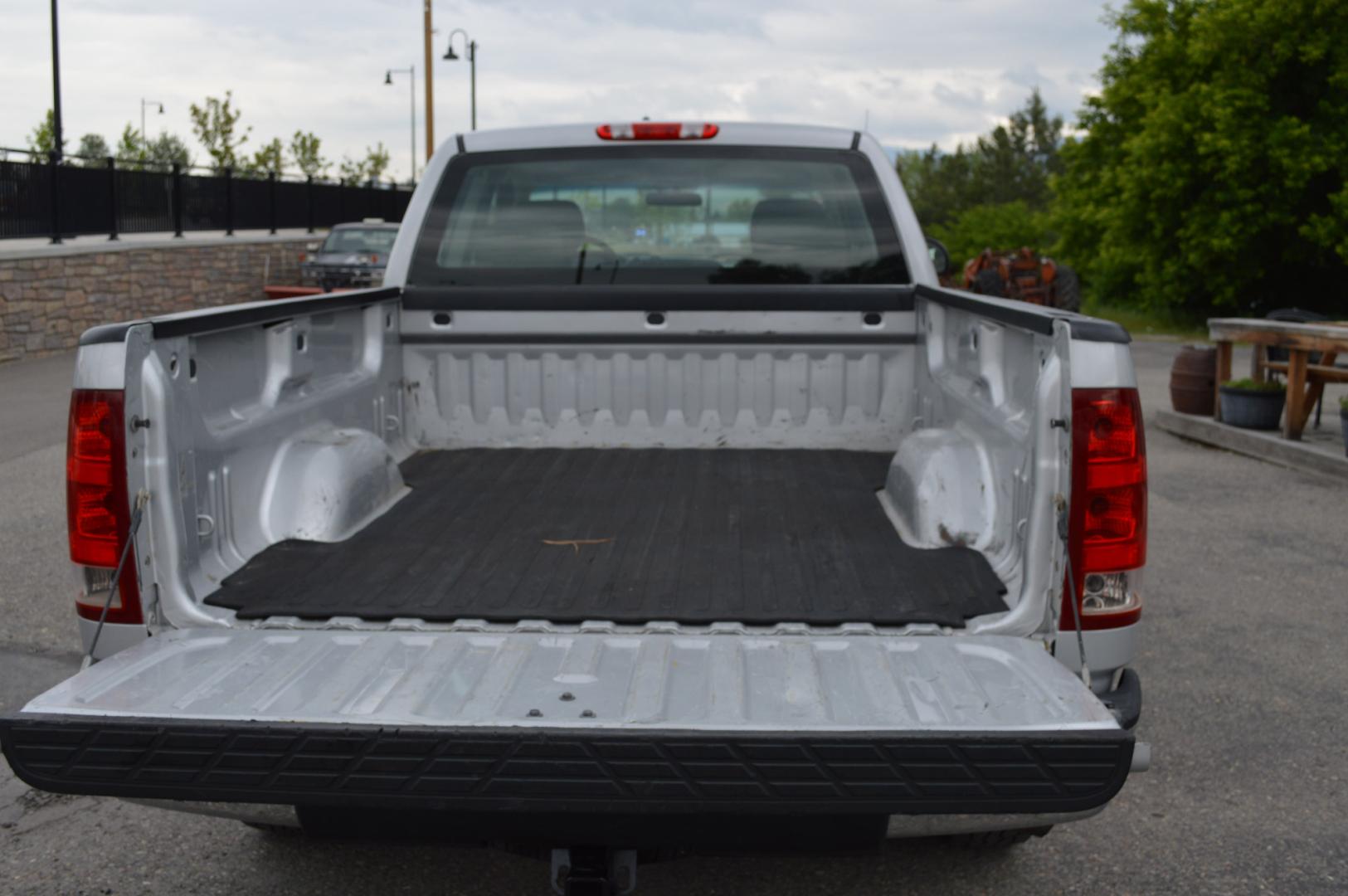 2010 Silver /Black GMC Sierra 1500 Work Truck Ext. Cab 4WD (1GTSKTE38AZ) with an 5.3L V8 OHV 16V FFV engine, 4-Speed Automatic transmission, located at 450 N Russell, Missoula, MT, 59801, (406) 543-6600, 46.874496, -114.017433 - Runs Great! 4 Wheel Drive. Extra Cab. Automatic Transmission. Air conditioning. Cruise Control. Power Windows. Towing Package. - Photo#8