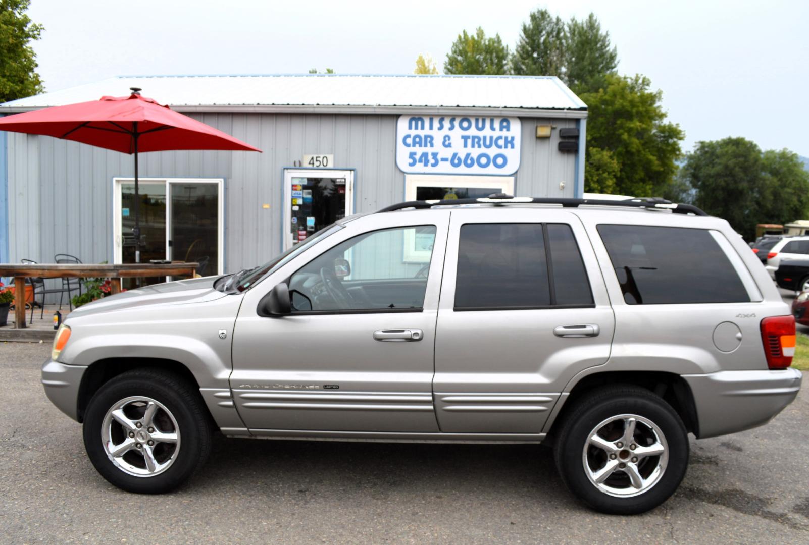 2001 Silver Jeep Grand Cherokee Limited 4WD (1J4GW58N71C) with an 4.7L V8 SOHC 16V engine, Automatic transmission, located at 450 N Russell, Missoula, MT, 59801, (406) 543-6600, 46.874496, -114.017433 - Nice SUV. 60th Anniversary Edition. Automatic Transmission. Power Sunroof. Air. Cruise. Tilt. Power Windows and Locks. Power Leather Seats. Heated Seats. This vehicle is more then 20 years old and is not eligible for lending through our finance companies. - Photo#0