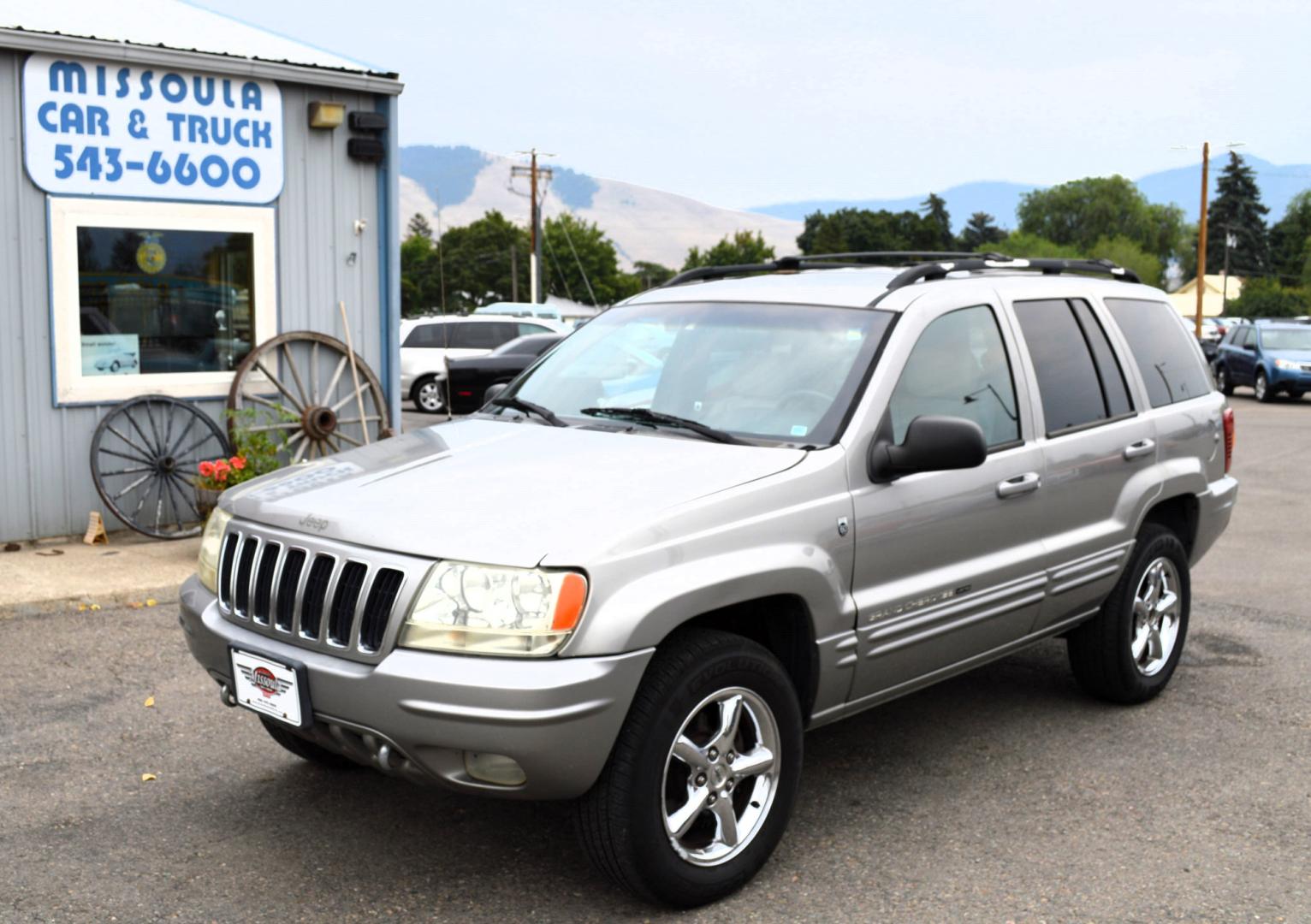 2001 Silver Jeep Grand Cherokee Limited 4WD (1J4GW58N71C) with an 4.7L V8 SOHC 16V engine, Automatic transmission, located at 450 N Russell, Missoula, MT, 59801, (406) 543-6600, 46.874496, -114.017433 - Nice SUV. 60th Anniversary Edition. Automatic Transmission. Power Sunroof. Air. Cruise. Tilt. Power Windows and Locks. Power Leather Seats. Heated Seats. This vehicle is more then 20 years old and is not eligible for lending through our finance companies. - Photo#1