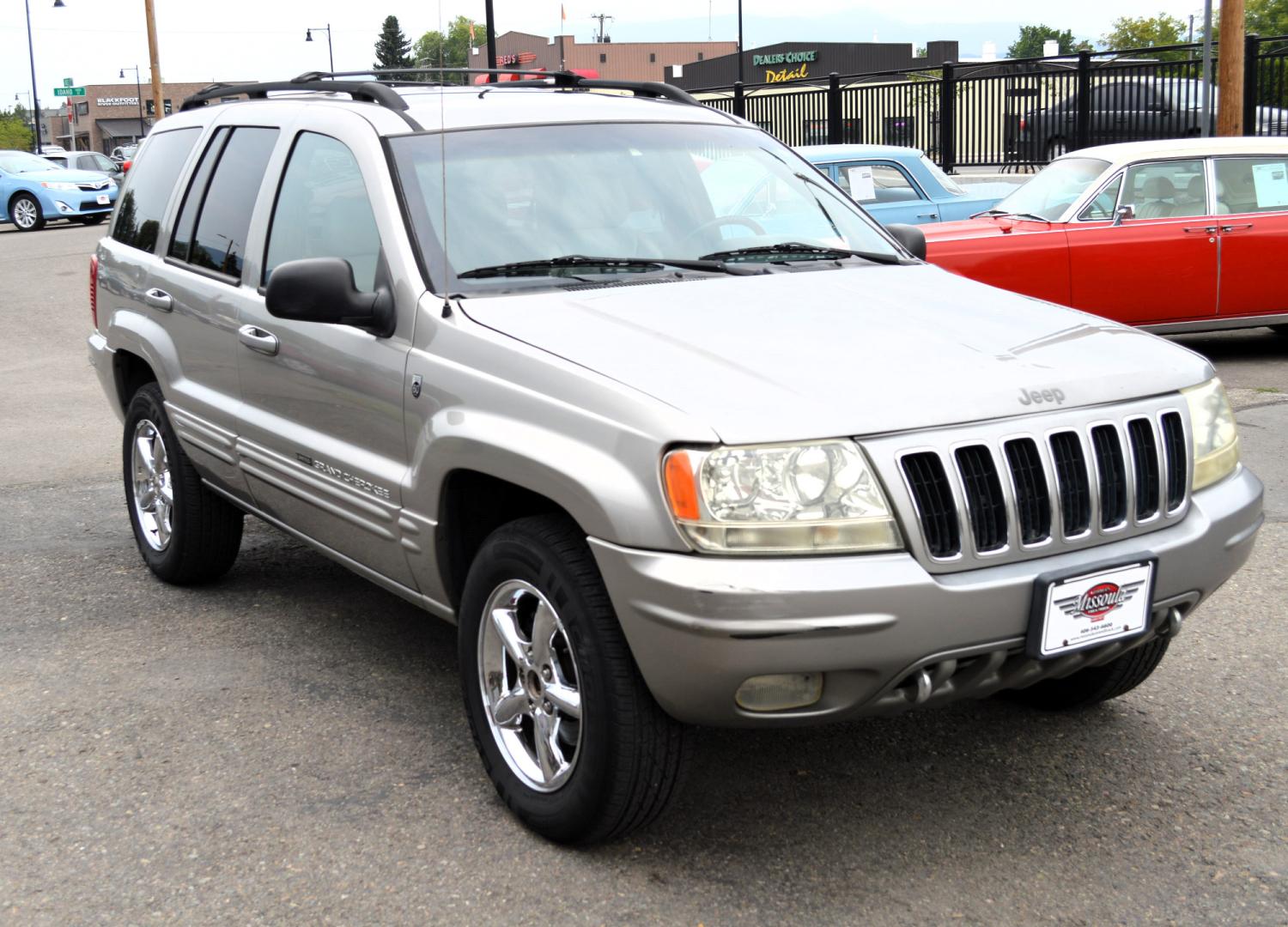 2001 Silver Jeep Grand Cherokee Limited 4WD (1J4GW58N71C) with an 4.7L V8 SOHC 16V engine, Automatic transmission, located at 450 N Russell, Missoula, MT, 59801, (406) 543-6600, 46.874496, -114.017433 - Nice SUV. 60th Anniversary Edition. Automatic Transmission. Power Sunroof. Air. Cruise. Tilt. Power Windows and Locks. Power Leather Seats. Heated Seats. This vehicle is more then 20 years old and is not eligible for lending through our finance companies. - Photo#3