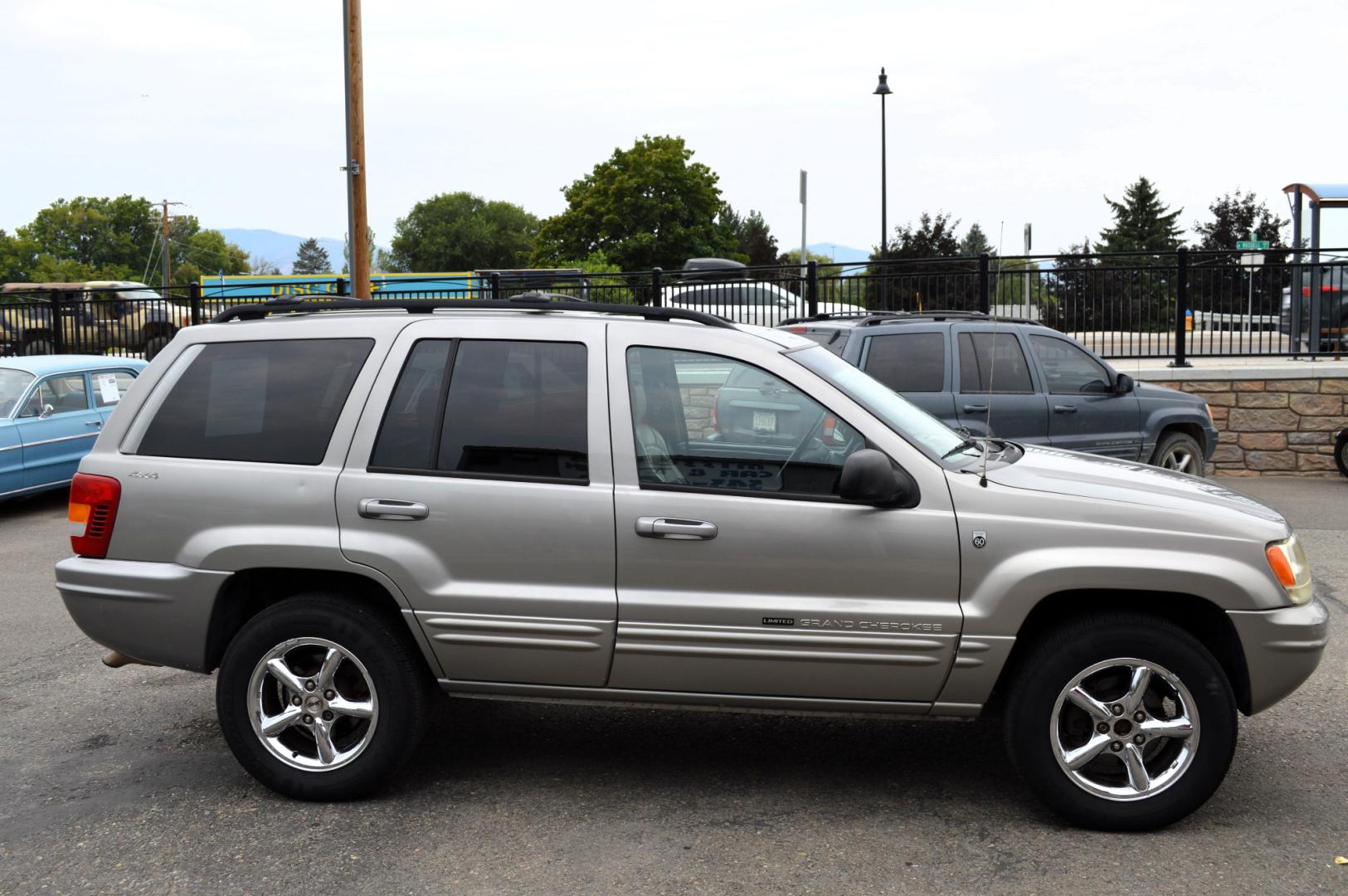 2001 Silver Jeep Grand Cherokee Limited 4WD (1J4GW58N71C) with an 4.7L V8 SOHC 16V engine, Automatic transmission, located at 450 N Russell, Missoula, MT, 59801, (406) 543-6600, 46.874496, -114.017433 - Nice SUV. 60th Anniversary Edition. Automatic Transmission. Power Sunroof. Air. Cruise. Tilt. Power Windows and Locks. Power Leather Seats. Heated Seats. This vehicle is more then 20 years old and is not eligible for lending through our finance companies. - Photo#4