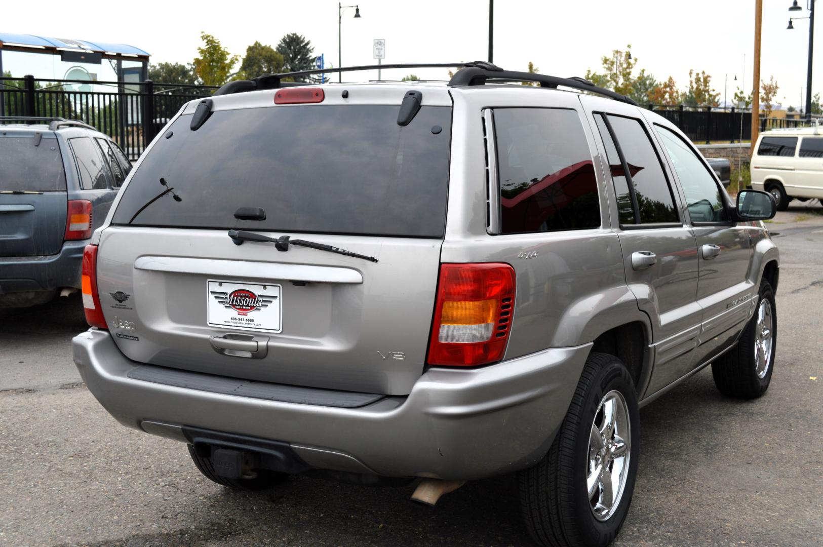 2001 Silver Jeep Grand Cherokee Limited 4WD (1J4GW58N71C) with an 4.7L V8 SOHC 16V engine, Automatic transmission, located at 450 N Russell, Missoula, MT, 59801, (406) 543-6600, 46.874496, -114.017433 - Nice SUV. 60th Anniversary Edition. Automatic Transmission. Power Sunroof. Air. Cruise. Tilt. Power Windows and Locks. Power Leather Seats. Heated Seats. This vehicle is more then 20 years old and is not eligible for lending through our finance companies. - Photo#5