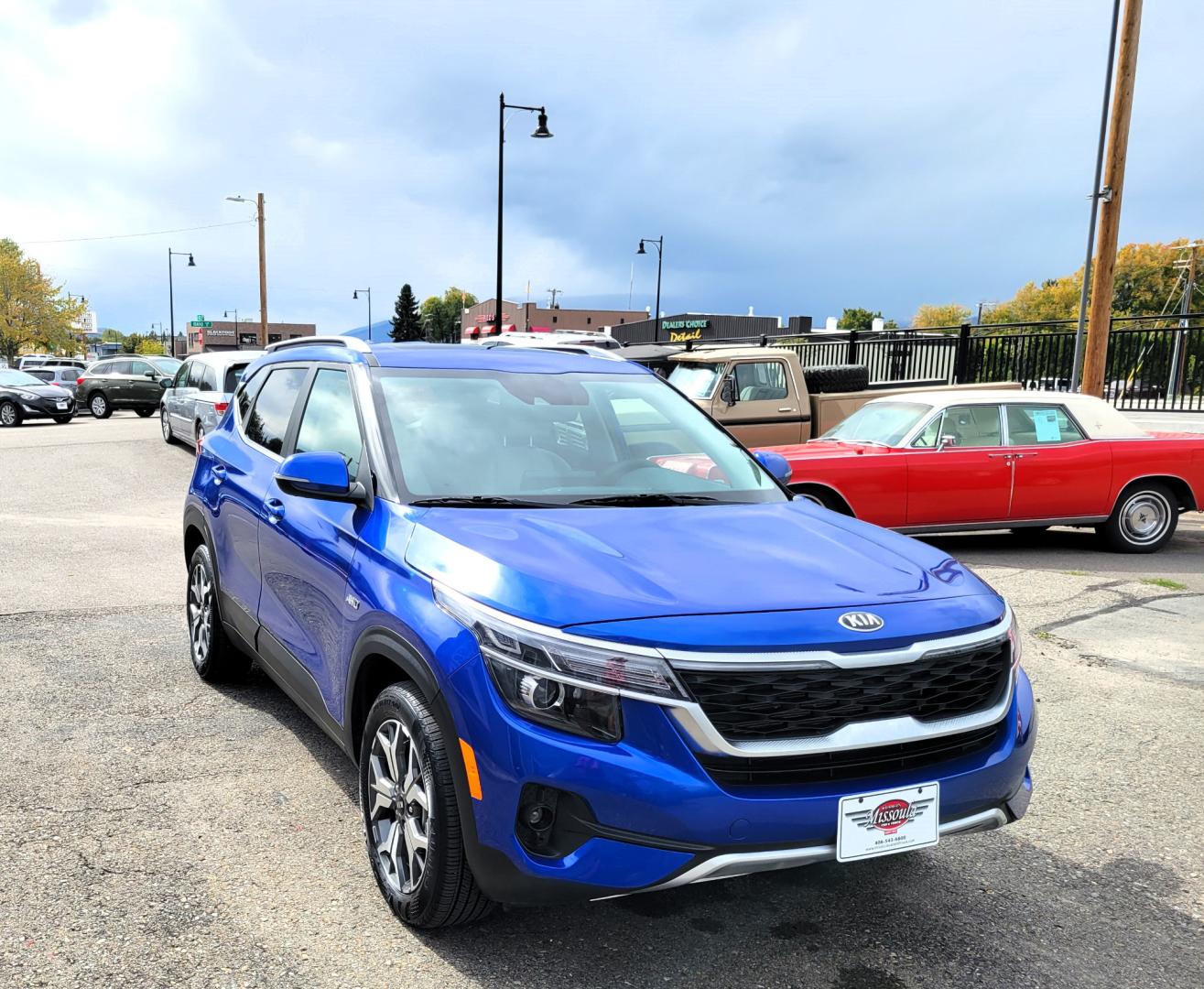 2021 Blue /White Kia Seltos EX (KNDERCAAXM7) with an 2.0L L4 DOHC 16V engine, CVT transmission, located at 450 N Russell, Missoula, MT, 59801, (406) 543-6600, 46.874496, -114.017433 - Photo#3