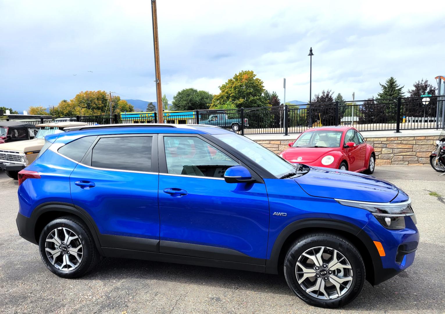 2021 Blue /White Kia Seltos EX (KNDERCAAXM7) with an 2.0L L4 DOHC 16V engine, CVT transmission, located at 450 N Russell, Missoula, MT, 59801, (406) 543-6600, 46.874496, -114.017433 - Photo#5