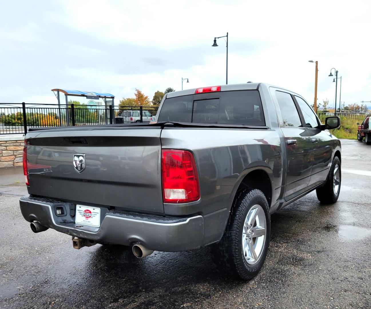 2011 Grey /Black Dodge Ram 1500 ST Crew Cab 4WD (1D7RV1CTXBS) with an 5.7L V8 OHV 16V engine, 5-Speed Automatic transmission, located at 450 N Russell, Missoula, MT, 59801, (406) 543-6600, 46.874496, -114.017433 - Really Nice Truck. Hemi. 4 Wheel Drive. 5 Speed Automatic Transmission. Power Drivers Seat. Air. Cruise. Tilt. AM FM CD Player. Satellite Radio. Power Windows and Locks. Tonneau Cover. Towing. - Photo#4