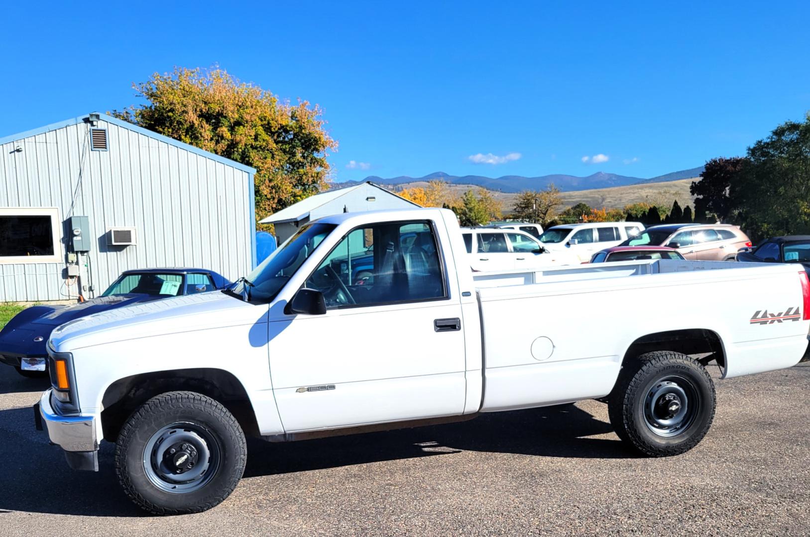 1998 White Chevrolet C/K 1500 Reg. Cab 8-ft. Bed 4WD (1GCEK14R5WZ) with an 5.7L V8 OHV 16V engine, Automatic transmission, located at 450 N Russell, Missoula, MT, 59801, (406) 543-6600, 46.874496, -114.017433 - Photo#8