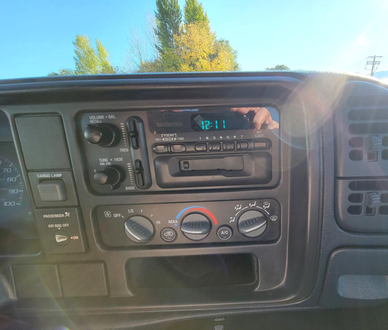 1998 White Chevrolet C/K 1500 Reg. Cab 8-ft. Bed 4WD (1GCEK14R5WZ) with an 5.7L V8 OHV 16V engine, Automatic transmission, located at 450 N Russell, Missoula, MT, 59801, (406) 543-6600, 46.874496, -114.017433 - Photo#16