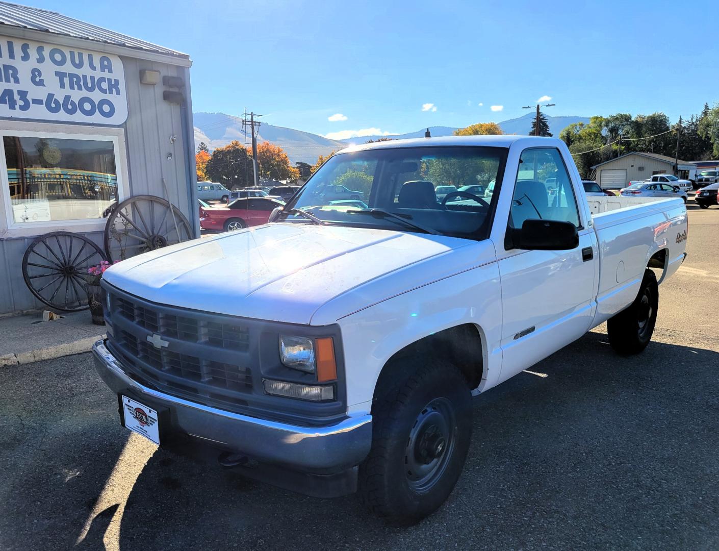 1998 White Chevrolet C/K 1500 Reg. Cab 8-ft. Bed 4WD (1GCEK14R5WZ) with an 5.7L V8 OHV 16V engine, Automatic transmission, located at 450 N Russell, Missoula, MT, 59801, (406) 543-6600, 46.874496, -114.017433 - Photo#1