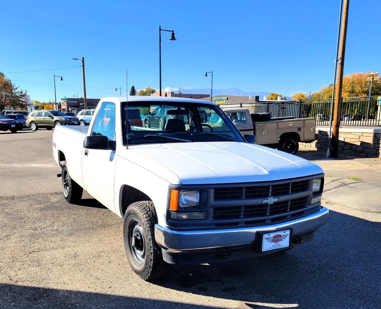 1998 White Chevrolet C/K 1500 Reg. Cab 8-ft. Bed 4WD (1GCEK14R5WZ) with an 5.7L V8 OHV 16V engine, Automatic transmission, located at 450 N Russell, Missoula, MT, 59801, (406) 543-6600, 46.874496, -114.017433 - Photo#3