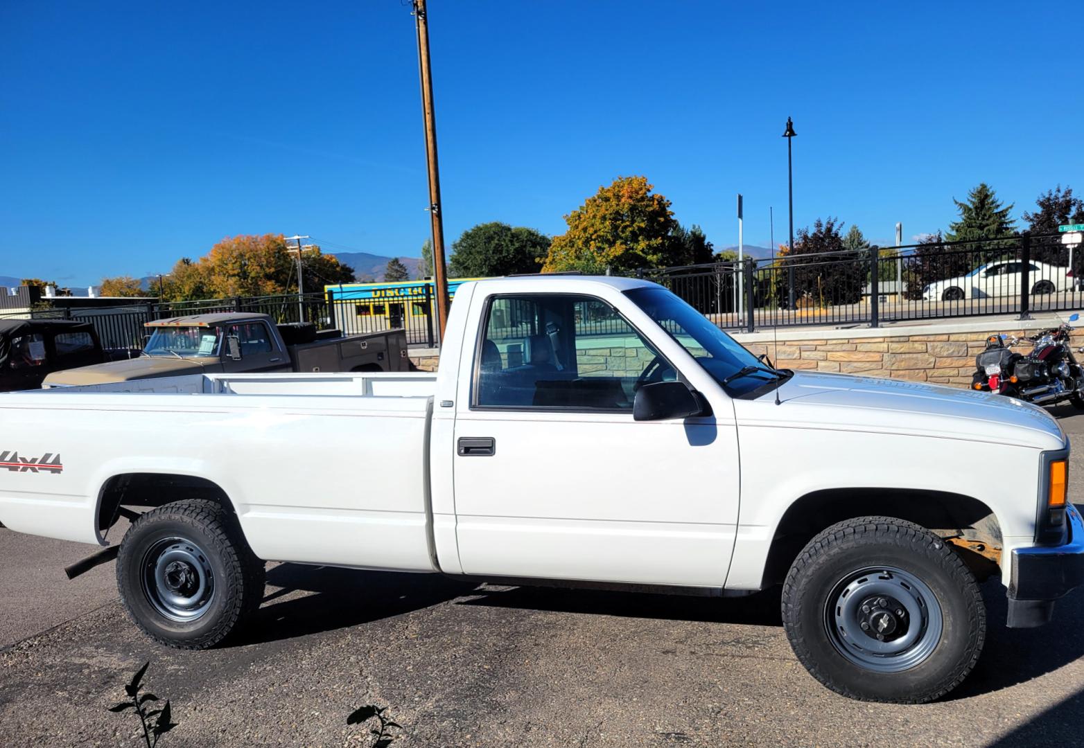 1998 White Chevrolet C/K 1500 Reg. Cab 8-ft. Bed 4WD (1GCEK14R5WZ) with an 5.7L V8 OHV 16V engine, Automatic transmission, located at 450 N Russell, Missoula, MT, 59801, (406) 543-6600, 46.874496, -114.017433 - Photo#4