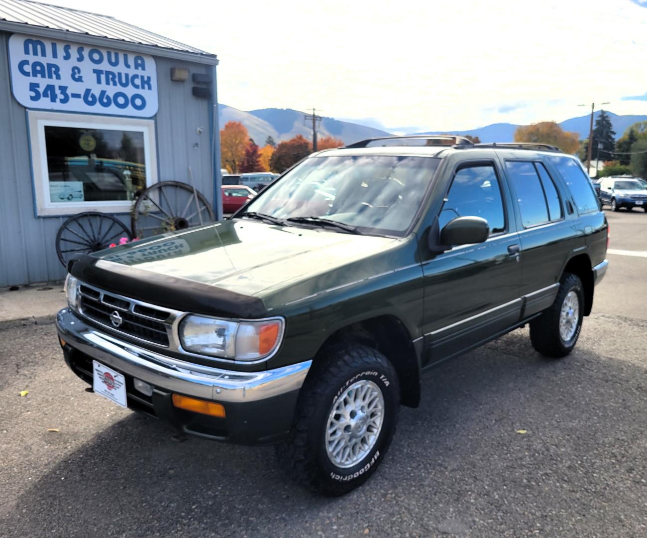 1996 Green Nissan Pathfinder LE 4WD (JN8AR05Y5TW) with an 3.3L V6 OHV 12V engine, 4-Speed Automatic Overdrive transmission, located at 450 N Russell, Missoula, MT, 59801, (406) 543-6600, 46.874496, -114.017433 - Photo#1