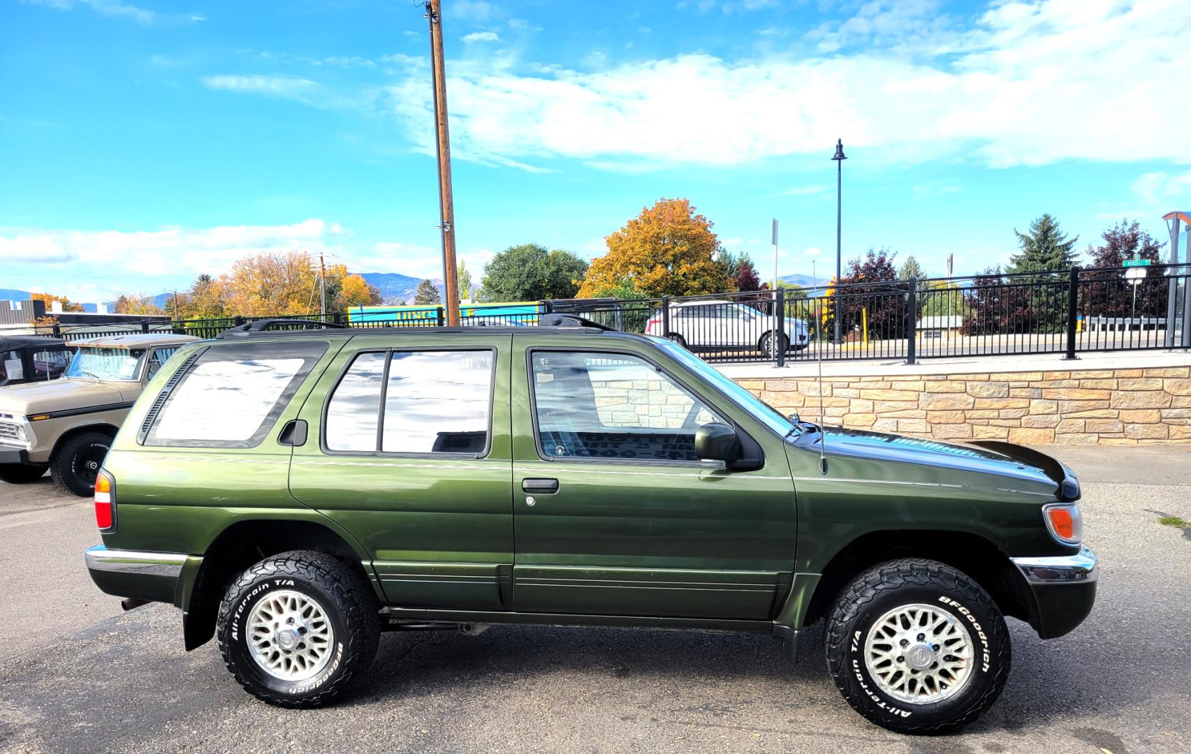 1996 Green Nissan Pathfinder LE 4WD (JN8AR05Y5TW) with an 3.3L V6 OHV 12V engine, 4-Speed Automatic Overdrive transmission, located at 450 N Russell, Missoula, MT, 59801, (406) 543-6600, 46.874496, -114.017433 - Photo#4