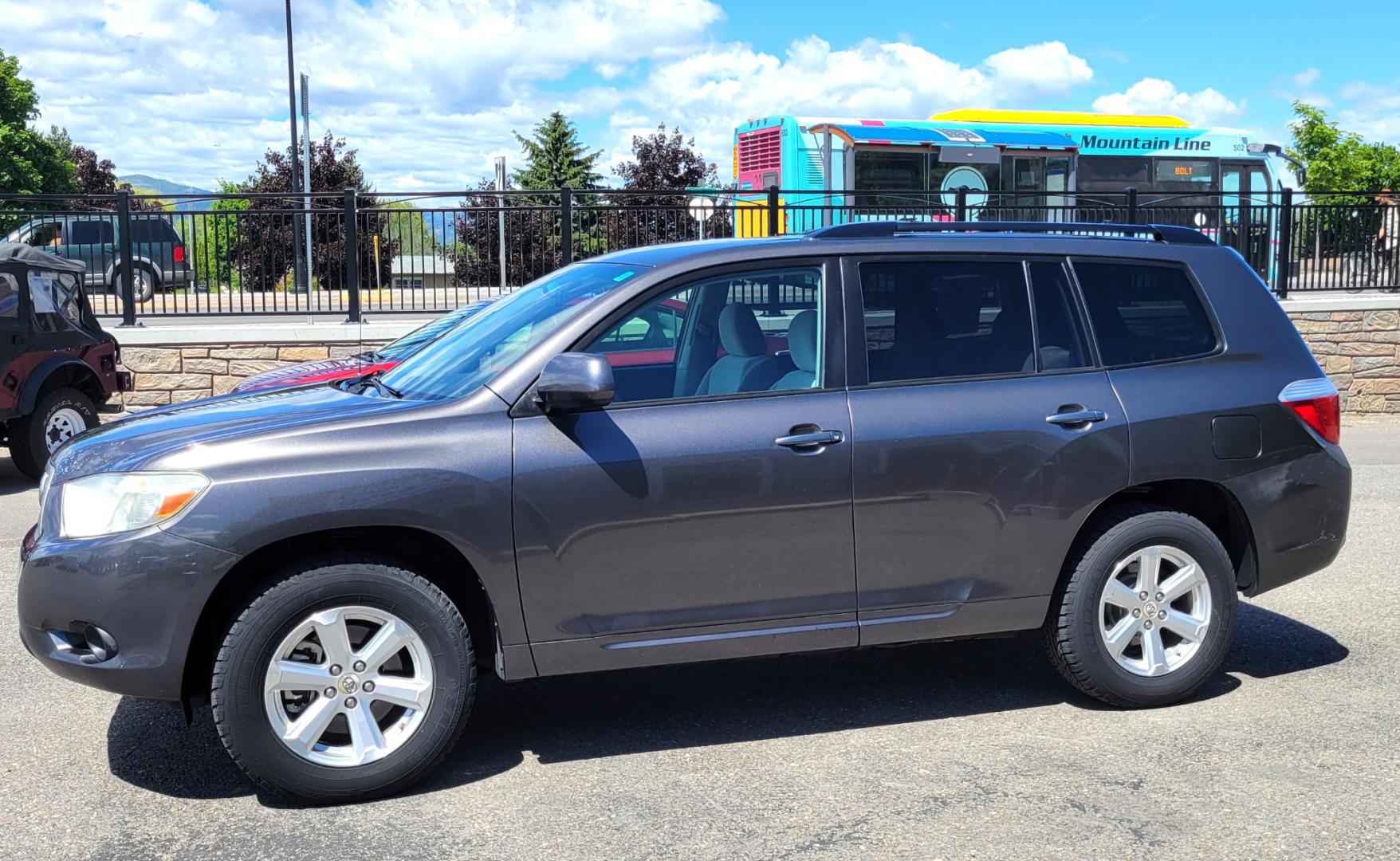 2008 Grey /Tan Toyota Highlander (JTEES41A782) with an 3.5L V6 engine, 5 Speed Automatic transmission, located at 450 N Russell, Missoula, MT, 59801, (406) 543-6600, 46.874496, -114.017433 - 3.5L V6 Engine. 4 Wheel Drive. 5 Speed Automatic Transmission. 3rd Row Seating. Power Windows and Locks. Air. Cruise. Tilt. AM FM CD Player - Photo#5