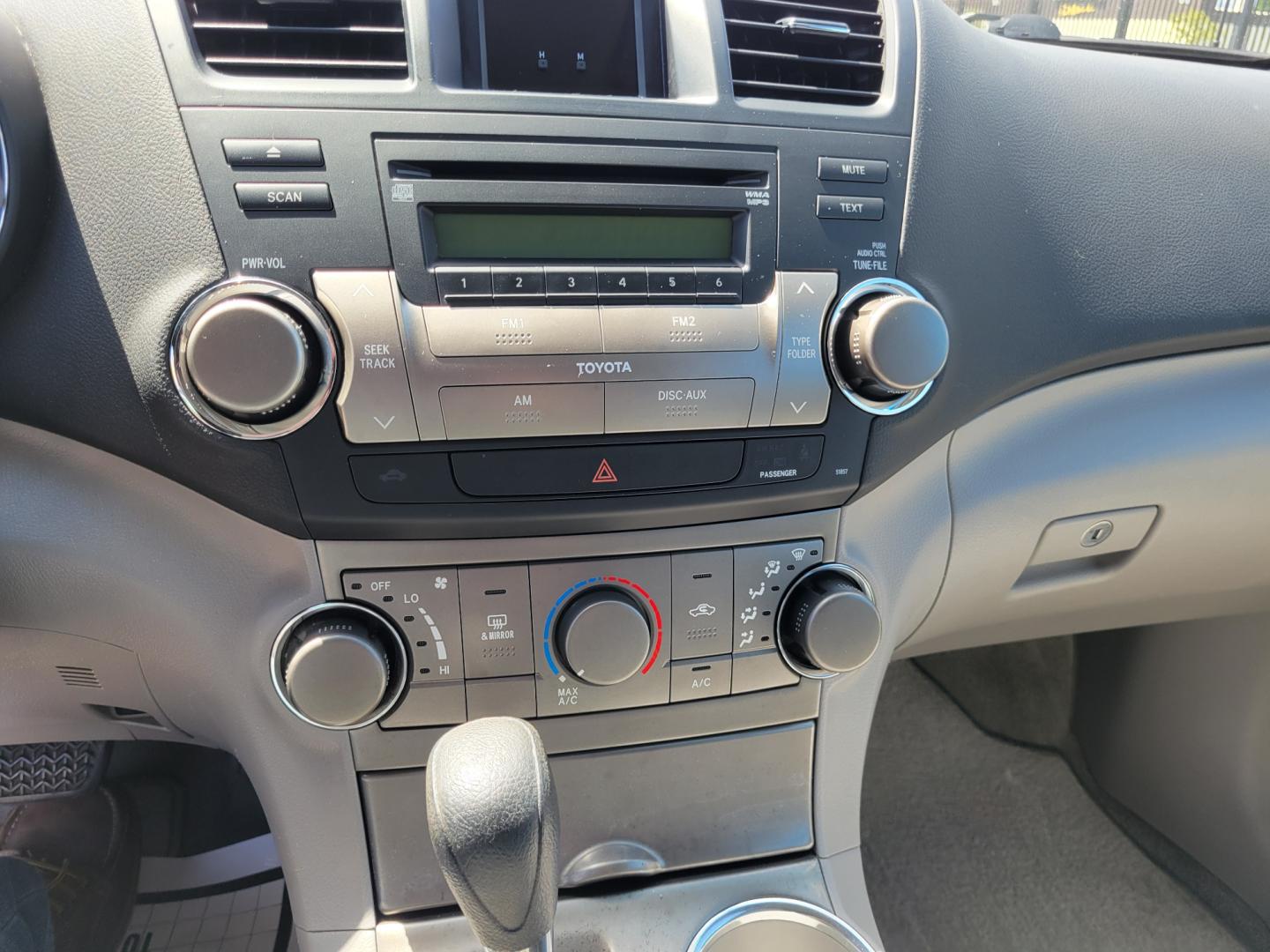 2008 Grey /Tan Toyota Highlander (JTEES41A782) with an 3.5L V6 engine, 5 Speed Automatic transmission, located at 450 N Russell, Missoula, MT, 59801, (406) 543-6600, 46.874496, -114.017433 - 3.5L V6 Engine. 4 Wheel Drive. 5 Speed Automatic Transmission. 3rd Row Seating. Power Windows and Locks. Air. Cruise. Tilt. AM FM CD Player - Photo#17