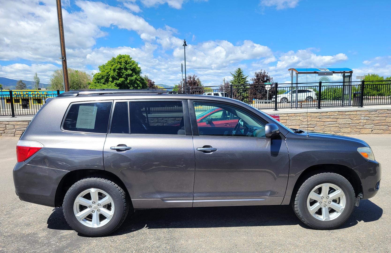 2008 Grey /Tan Toyota Highlander (JTEES41A782) with an 3.5L V6 engine, 5 Speed Automatic transmission, located at 450 N Russell, Missoula, MT, 59801, (406) 543-6600, 46.874496, -114.017433 - 3.5L V6 Engine. 4 Wheel Drive. 5 Speed Automatic Transmission. 3rd Row Seating. Power Windows and Locks. Air. Cruise. Tilt. AM FM CD Player - Photo#2