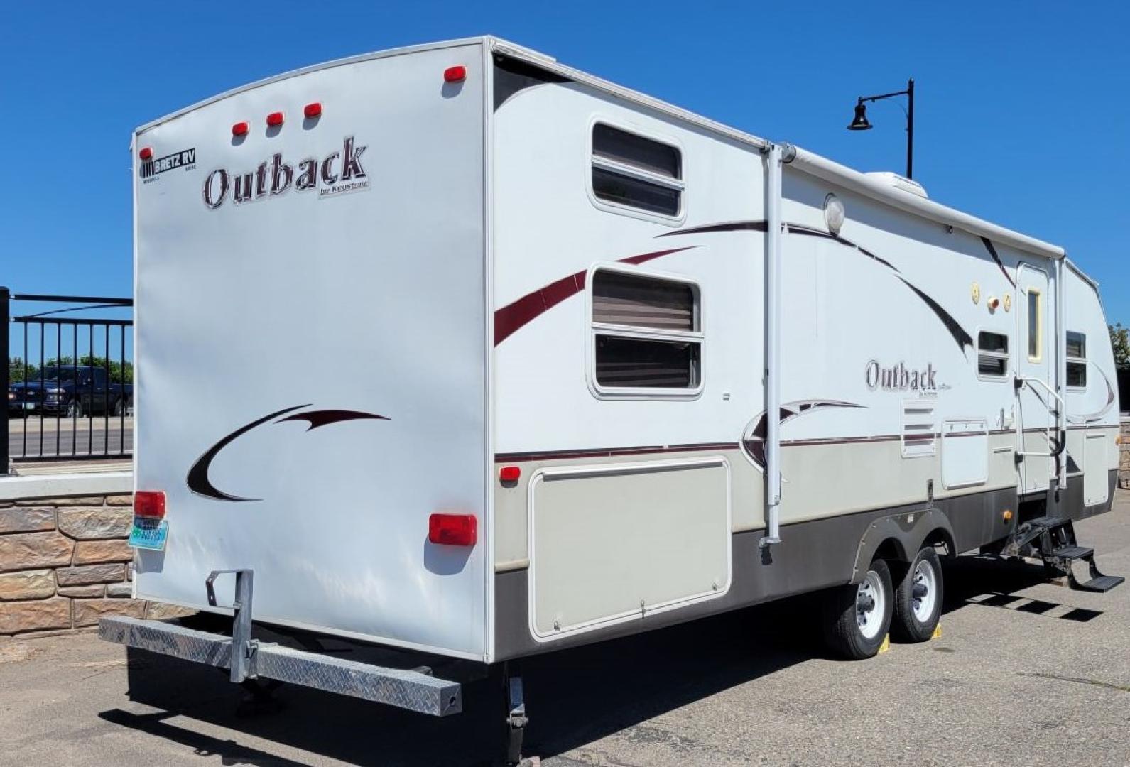 2008 White /Brown Keystone M-31RQST Sydney Edition (4YDT31R218S) with an n/a engine, n/a transmission, located at 450 N Russell, Missoula, MT, 59801, (406) 543-6600, 46.874496, -114.017433 - Single Slide, Rear Bunkhouse w/Double Set of Bunks w/TV Stand & Wardrobe w/Drawers Between. Pantry, Booth Dinette & Hide-A-Bed Sofa Slideout, Linen Cabinet, Angle Shower, Lav., Refrigerator, 3 Burner Range, Double Kitchen Sink, Entertainment Center, Front Queen Bed w/Wardrobes, Overhead Cabinet Abov - Photo#1