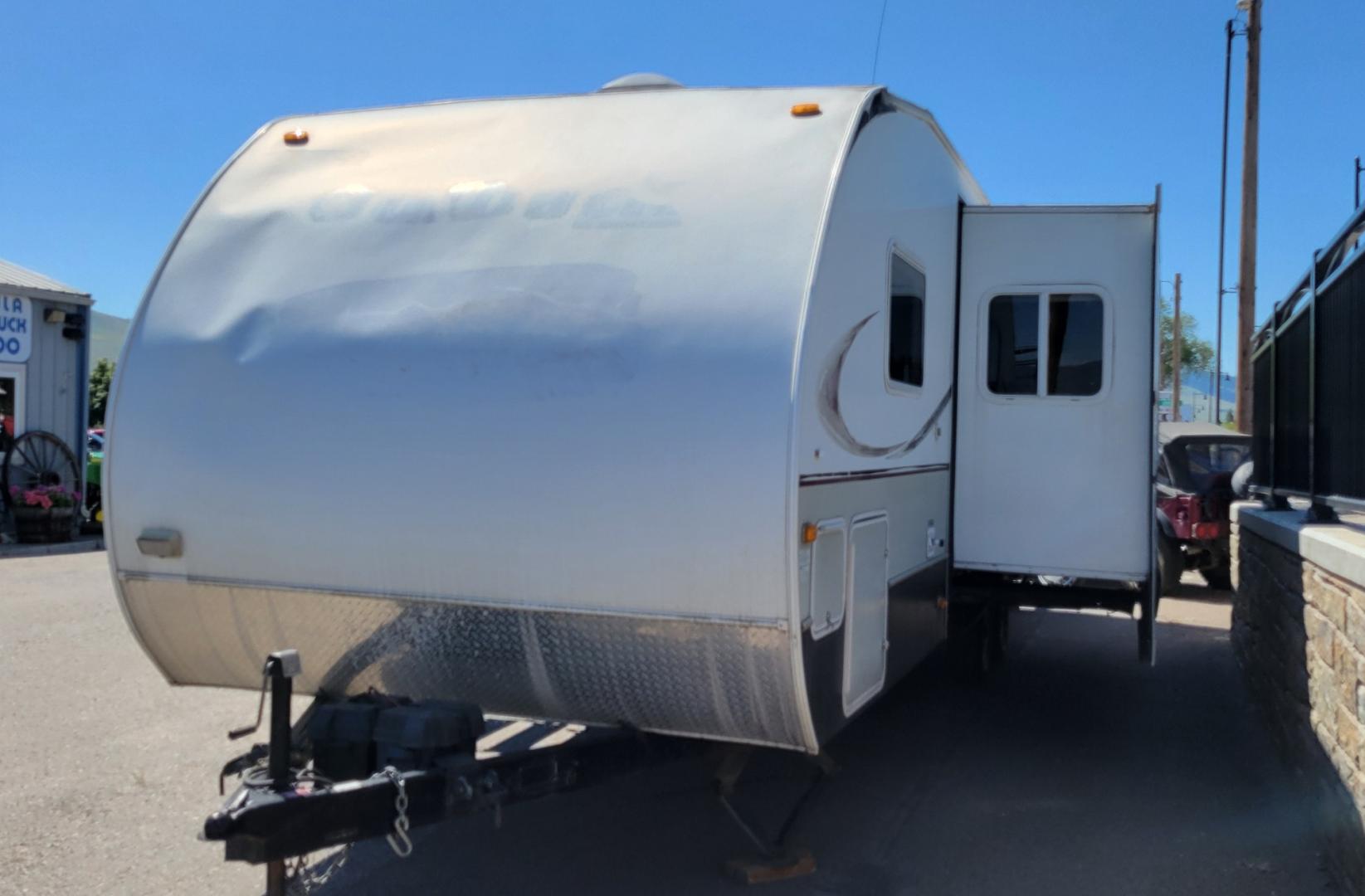 2008 White /Brown Keystone M-31RQST Sydney Edition (4YDT31R218S) with an n/a engine, n/a transmission, located at 450 N Russell, Missoula, MT, 59801, (406) 543-6600, 46.874496, -114.017433 - Single Slide, Rear Bunkhouse w/Double Set of Bunks w/TV Stand & Wardrobe w/Drawers Between. Pantry, Booth Dinette & Hide-A-Bed Sofa Slideout, Linen Cabinet, Angle Shower, Lav., Refrigerator, 3 Burner Range, Double Kitchen Sink, Entertainment Center, Front Queen Bed w/Wardrobes, Overhead Cabinet Abov - Photo#3