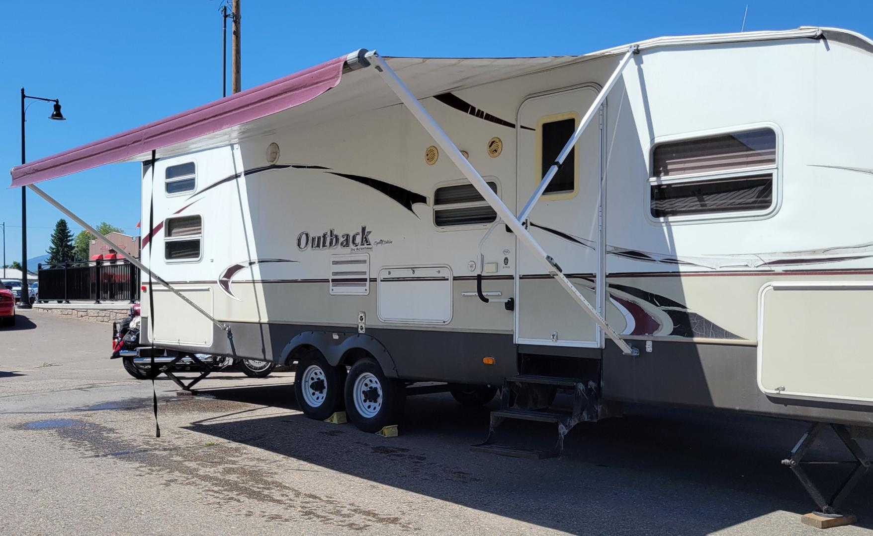 2008 White /Brown Keystone M-31RQST Sydney Edition (4YDT31R218S) with an n/a engine, n/a transmission, located at 450 N Russell, Missoula, MT, 59801, (406) 543-6600, 46.874496, -114.017433 - Single Slide, Rear Bunkhouse w/Double Set of Bunks w/TV Stand & Wardrobe w/Drawers Between. Pantry, Booth Dinette & Hide-A-Bed Sofa Slideout, Linen Cabinet, Angle Shower, Lav., Refrigerator, 3 Burner Range, Double Kitchen Sink, Entertainment Center, Front Queen Bed w/Wardrobes, Overhead Cabinet Abov - Photo#4