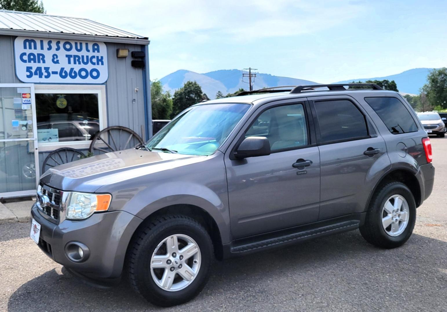 2009 Grey /White Ford Escape XLT 4WD I4 (1FMCU93709K) with an 2.5L L4 DOHC 16V engine, 4-Speed Automatic transmission, located at 450 N Russell, Missoula, MT, 59801, (406) 543-6600, 46.874496, -114.017433 - Photo#0