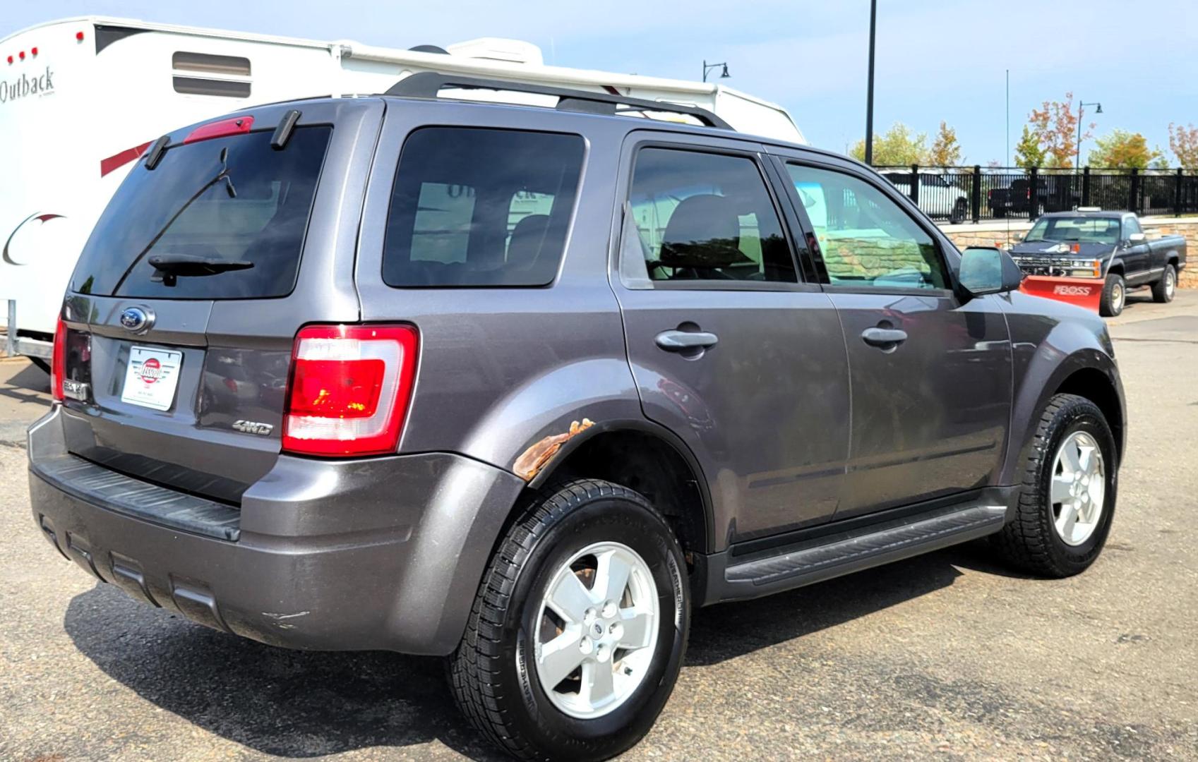 2009 Grey /White Ford Escape XLT 4WD I4 (1FMCU93709K) with an 2.5L L4 DOHC 16V engine, 4-Speed Automatic transmission, located at 450 N Russell, Missoula, MT, 59801, (406) 543-6600, 46.874496, -114.017433 - Photo#5