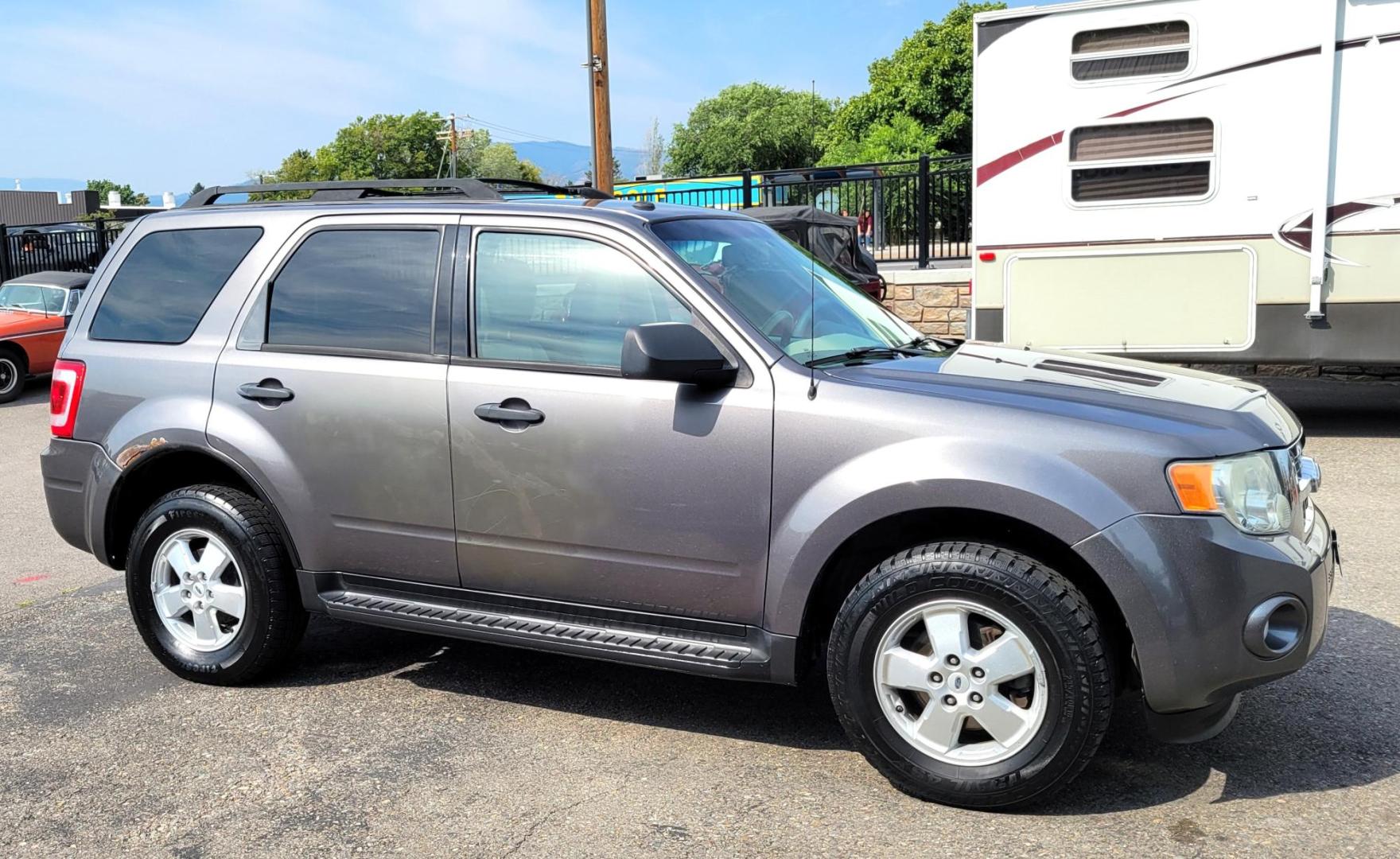 2009 Grey /White Ford Escape XLT 4WD I4 (1FMCU93709K) with an 2.5L L4 DOHC 16V engine, 4-Speed Automatic transmission, located at 450 N Russell, Missoula, MT, 59801, (406) 543-6600, 46.874496, -114.017433 - Photo#4