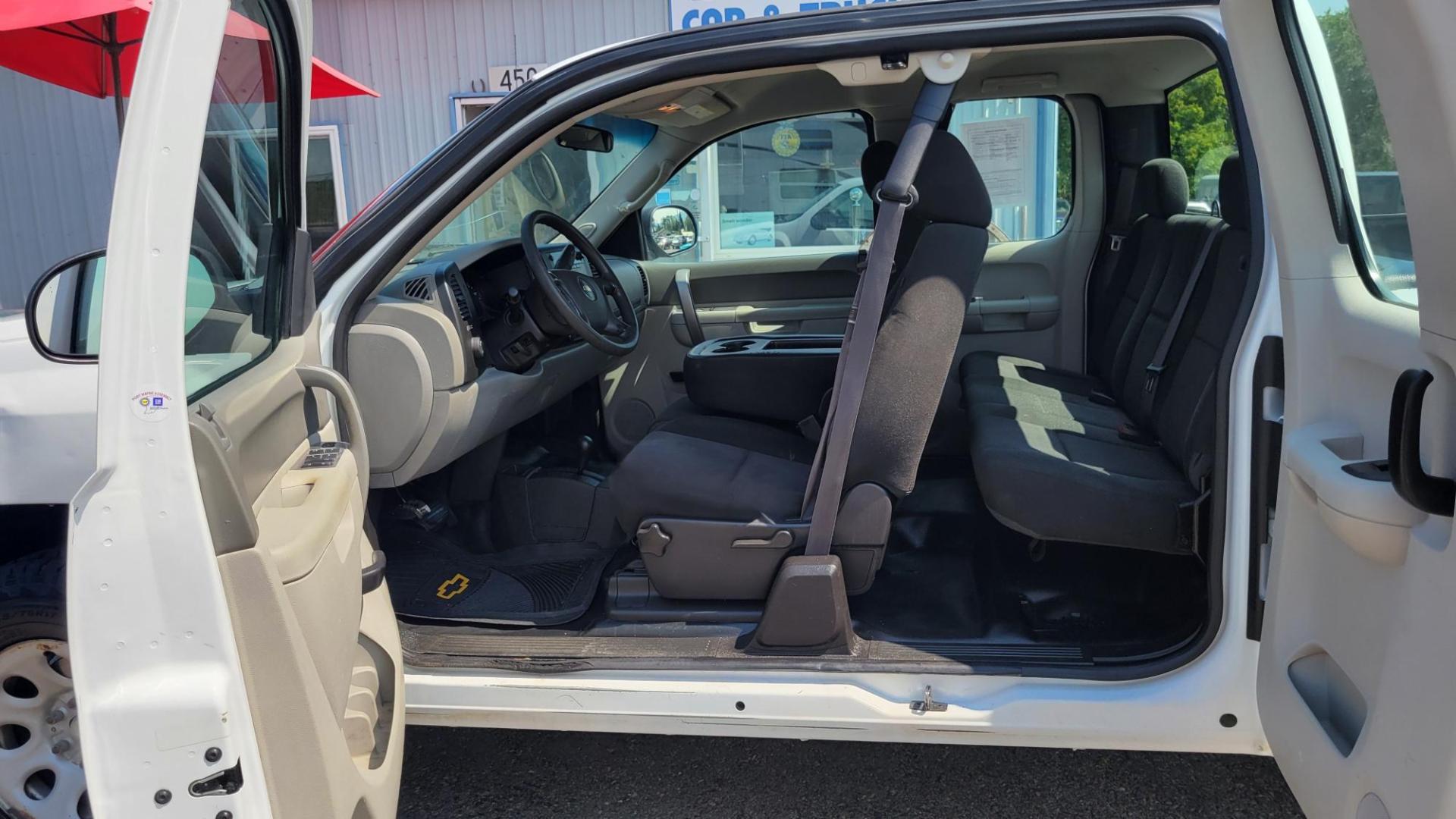 2013 White /Black Chevrolet Silverado 1500 Work Truck Ext. Cab 4WD (1GCRKPEAXDZ) with an 4.8L V8 OHV 16V engine, Automatic transmission, located at 450 N Russell, Missoula, MT, 59801, (406) 543-6600, 46.874496, -114.017433 - Solid Work Truck. 4WD. 4.8L V8. Automatic Transmission. Good Tires. Air. Cruise. Tilt. Power Windows. AM FM. - Photo#11