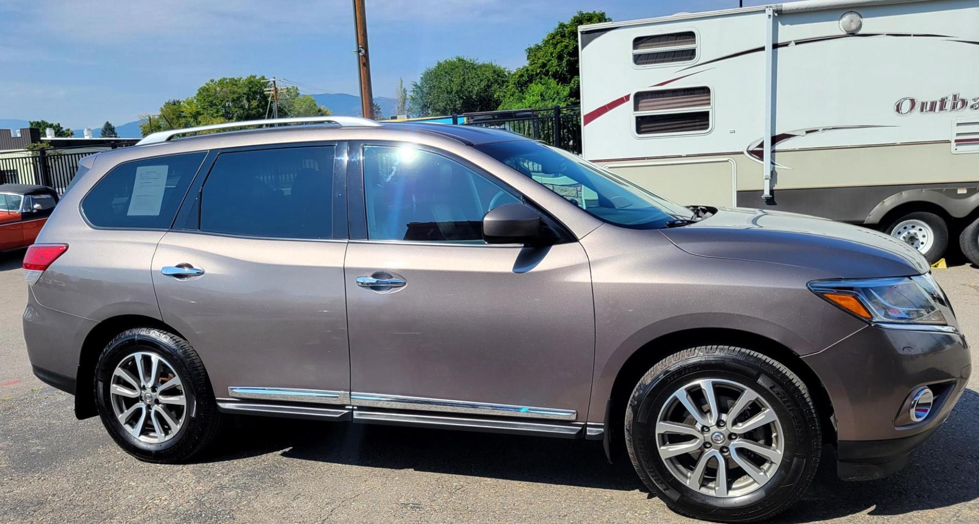 2014 Grey /Black Nissan Pathfinder S 4WD (5N1AR2MM8EC) with an 3.5L V6 DOHC 24V engine, Continuously Variable Transmission transmission, located at 450 N Russell, Missoula, MT, 59801, (406) 543-6600, 46.874496, -114.017433 - Photo#3