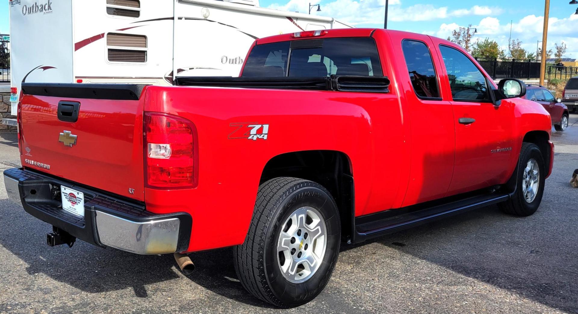 2007 Red /Black Chevrolet Silverado 1500 Z71 Ext. Cab 4WD (2GCEK19J171) with an 5.3L V8 OHV 16V engine, 4-Speed Automatic Overdrive transmission, located at 450 N Russell, Missoula, MT, 59801, (406) 543-6600, 46.874496, -114.017433 - Very Clean 4WD Chevy Truck. 5.3L V8. Automatic Transmission. Power Seats. Air Cruise. Tilt. Running Boards. Power Windows and Locks. Remote Start. AM FM CD. Tonneau Cover. Tires are Excellent. - Photo#7