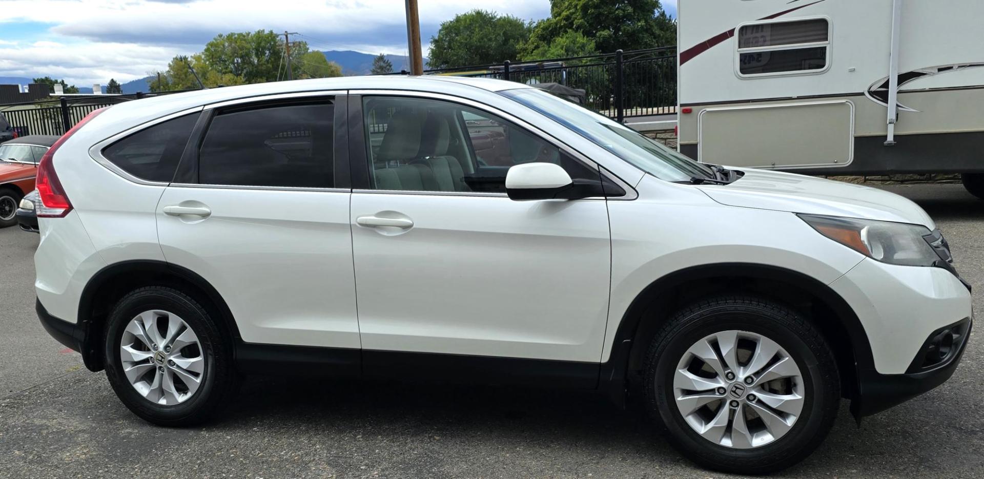 2014 White /Black Honda CR-V EX 4WD 5-Speed AT (5J6RM4H50EL) with an 2.4L L4 DOHC 16V engine, 5-Speed Automatic transmission, located at 450 N Russell, Missoula, MT, 59801, (406) 543-6600, 46.874496, -114.017433 - Sweet One Owner AWD CRV with a Clean Carfax. 2.4L I4 Engine. Automatic Transmission. Power Sunroof. Backup Camera. Bluetooth. Air Cruise. Tilt. Power Windows and Locks. - Photo#5